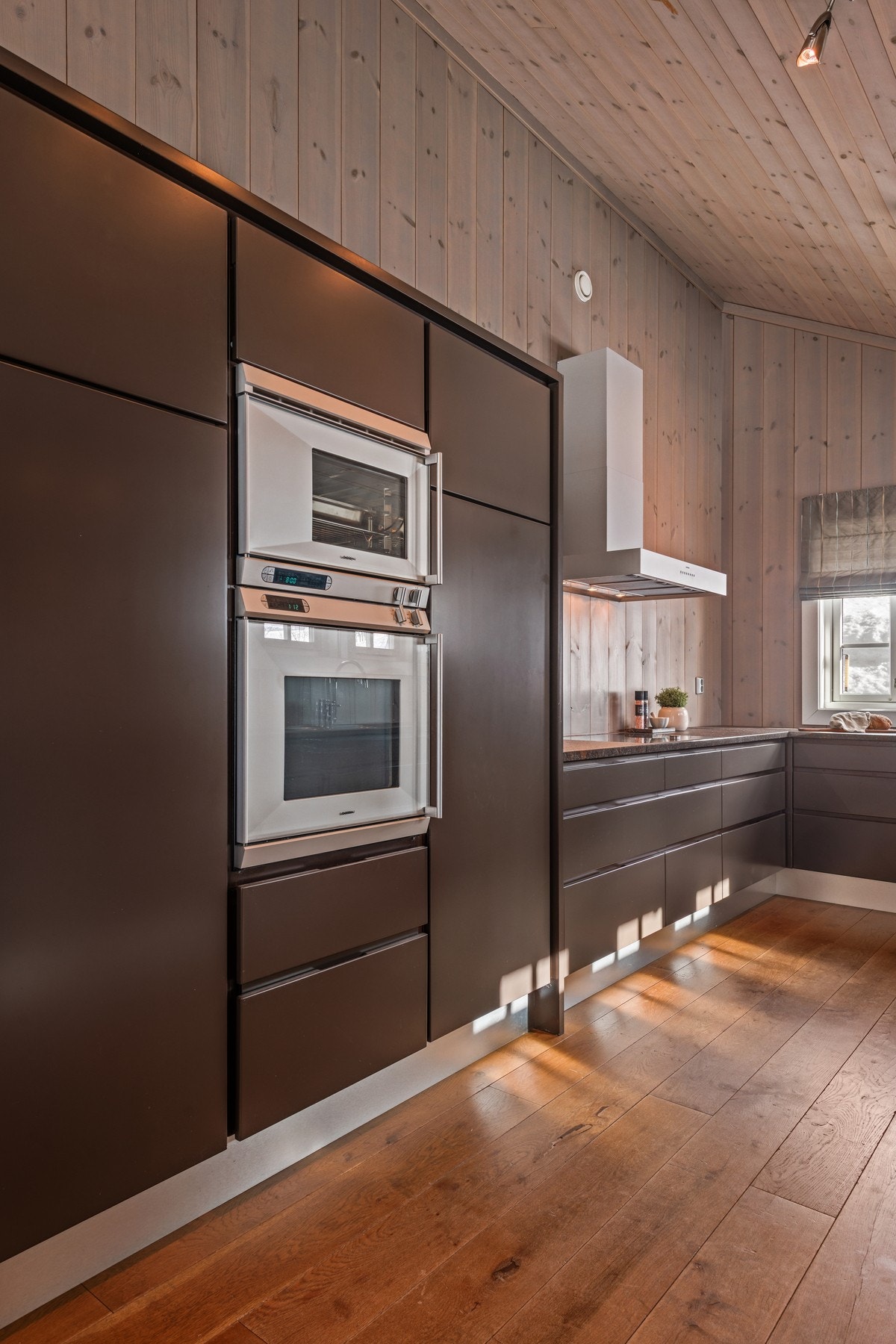 Integrert oppvaskmaskin, stekeovn og dampovn, koketopp, kjøl- og fryseskap. Galleribilde