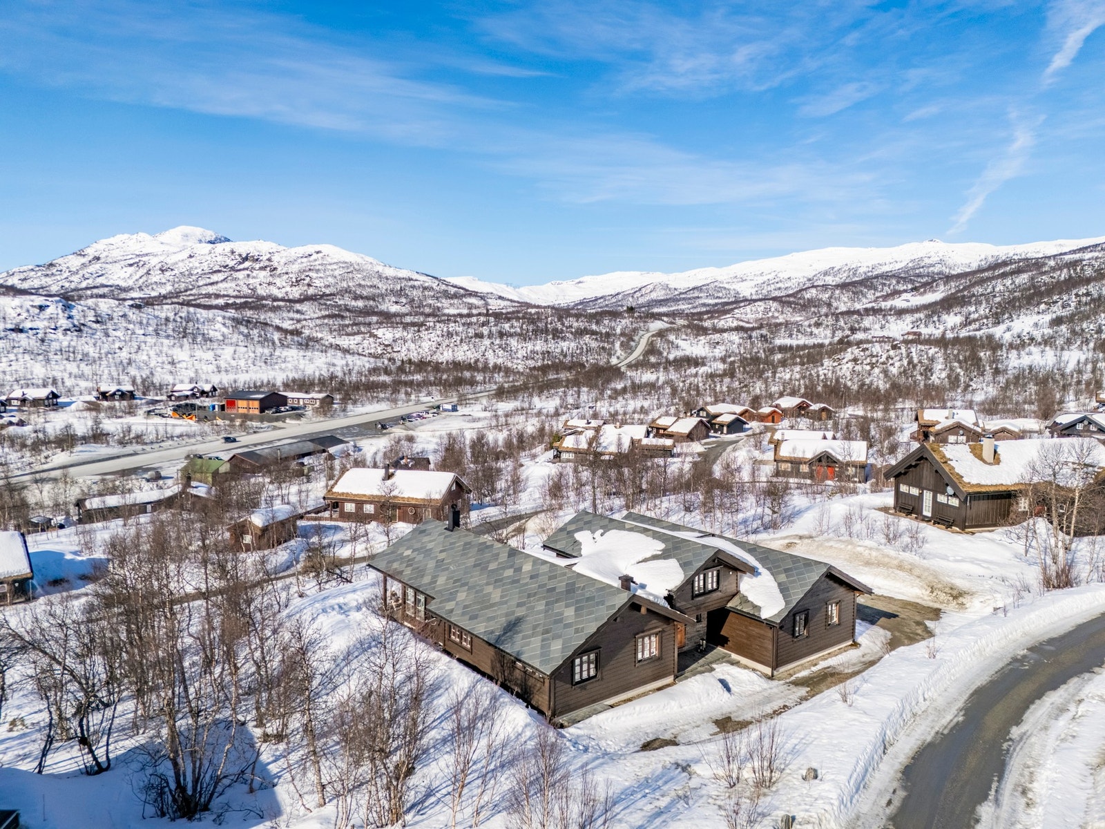Eiendommen ligger solrikt og barnevennlig til, med flott utsikt mot Hallingskarvet. Galleribilde
