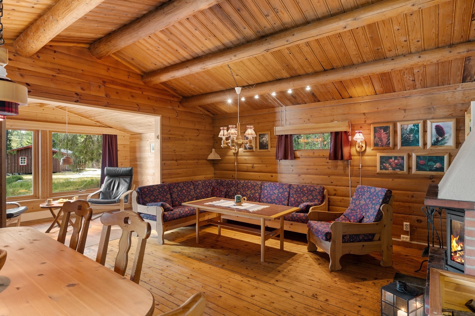 Hytta har blitt påbygget i to omganger. Først påbygg ved inngangsparti i 1995 og påbygg i stuen i 2008. Galleribilde