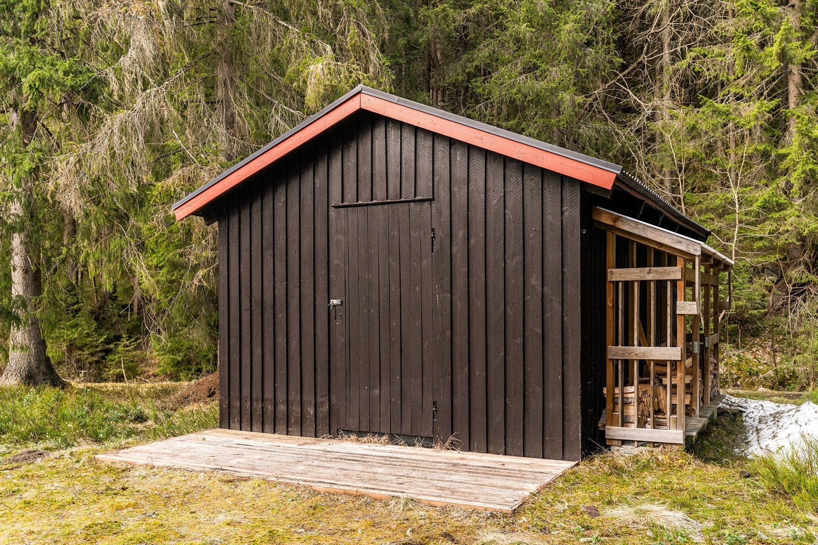 Man har også en stor utvendig bod som ligger på grensen til andre fritidseiendommen. Den har blitt disponert i felleskap av denne hytta og av nabohytta. Galleribilde