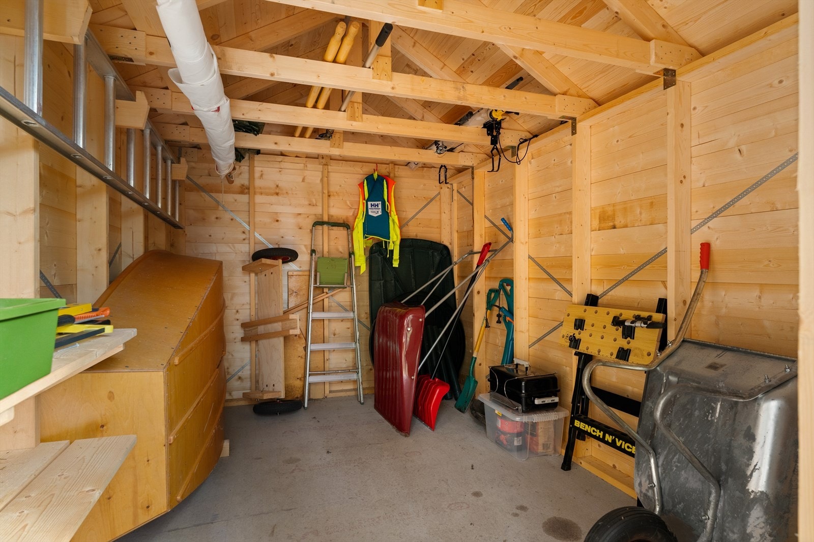 Hytta har en kjempeflott utvendig bod. Selger har gitt beskjed om at Liten seilbåt (optimistjolle), Pioneer 10 fots robåt, gressklipper, verktøy og hageredskaper følger med handelen. Galleribilde