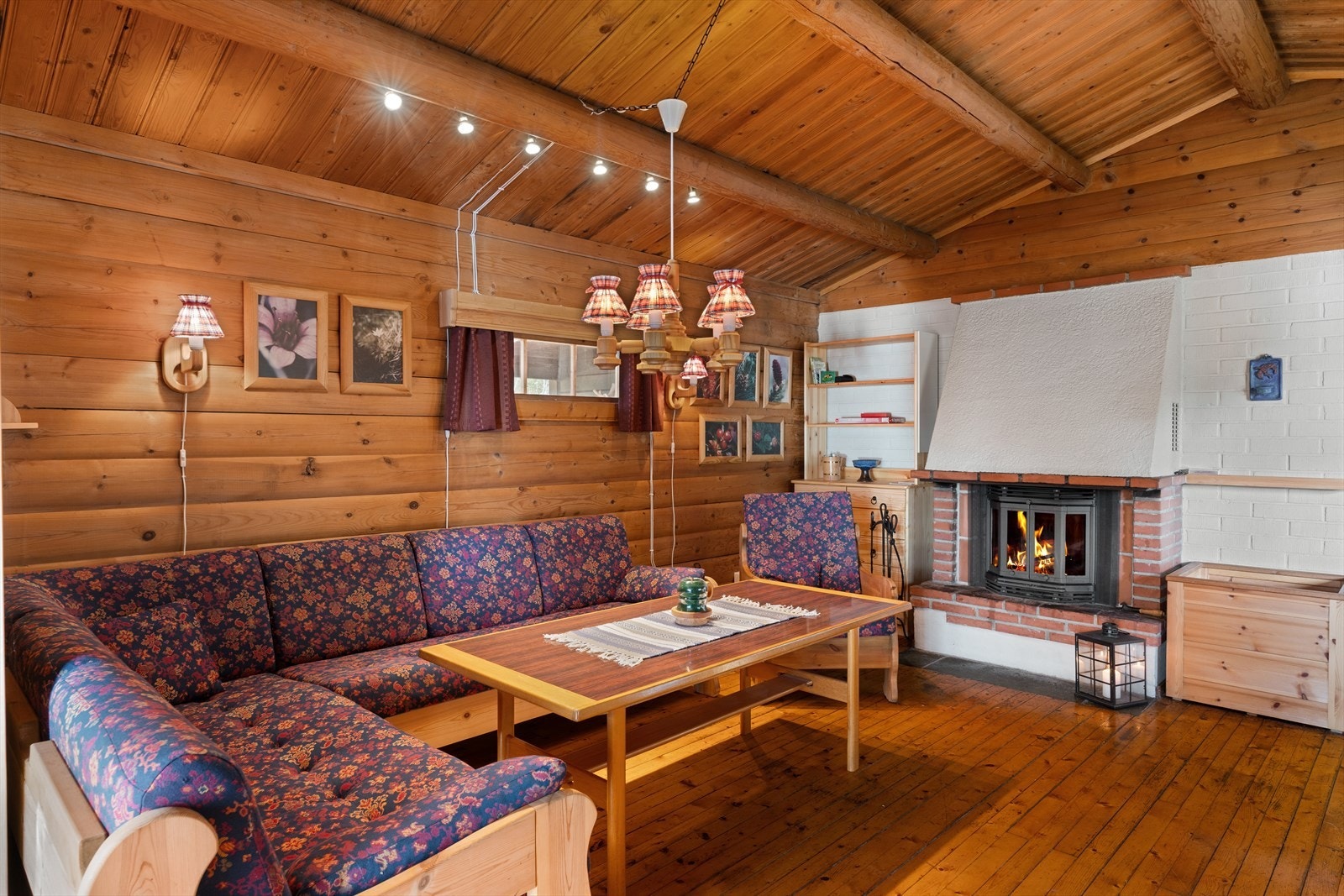 Hytta er oppvarmet med blant annet vedfyring som gir en god og skikkelig hyttefølelse. Galleribilde