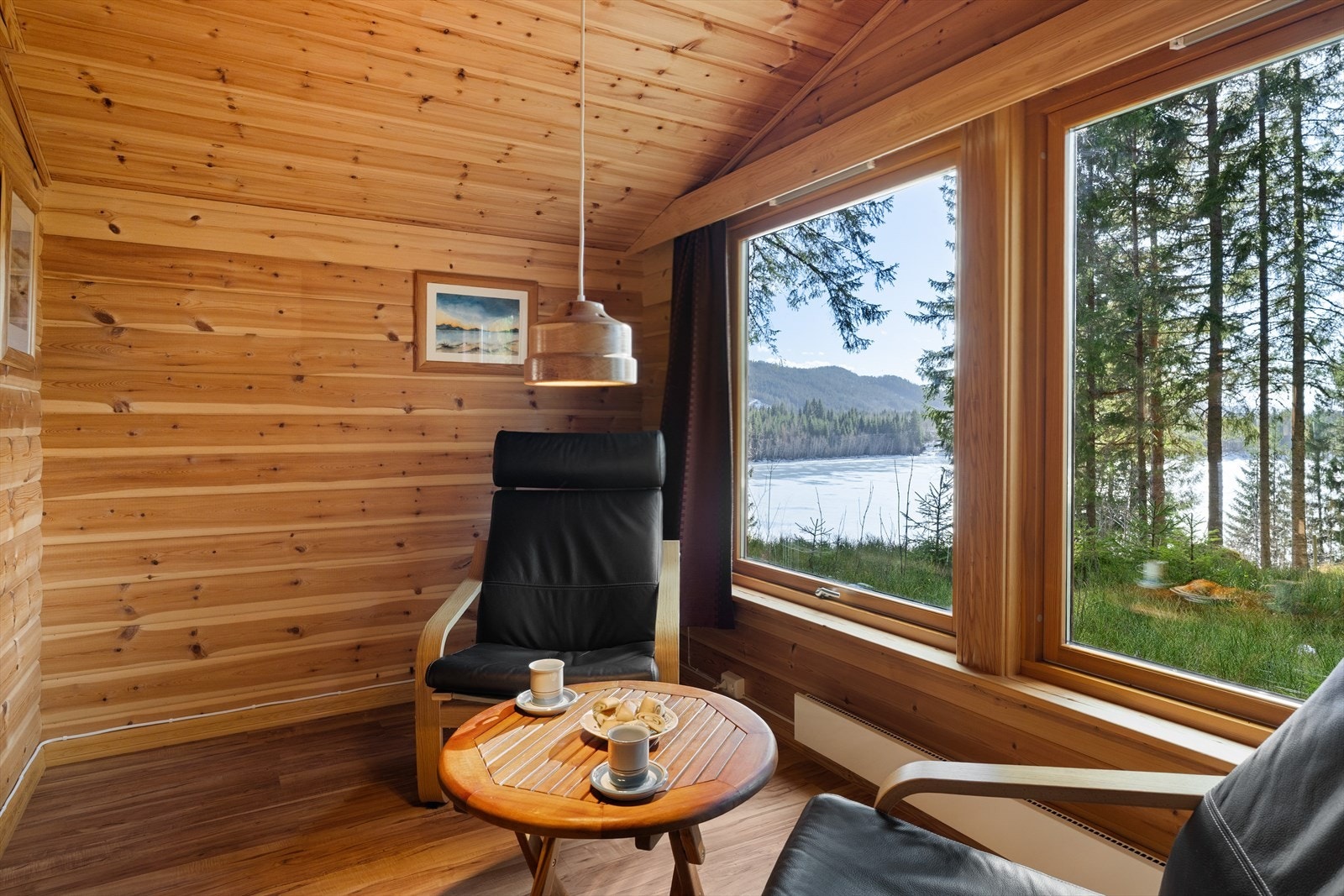 Her kan man nyte godt av en flott utsikt ned mot Langvatnet. Galleribilde