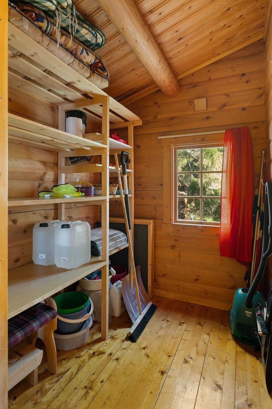 Svært praktisk bod innendørs som er stor nok til å få eventuelt ekstra sengeplass. Galleribilde