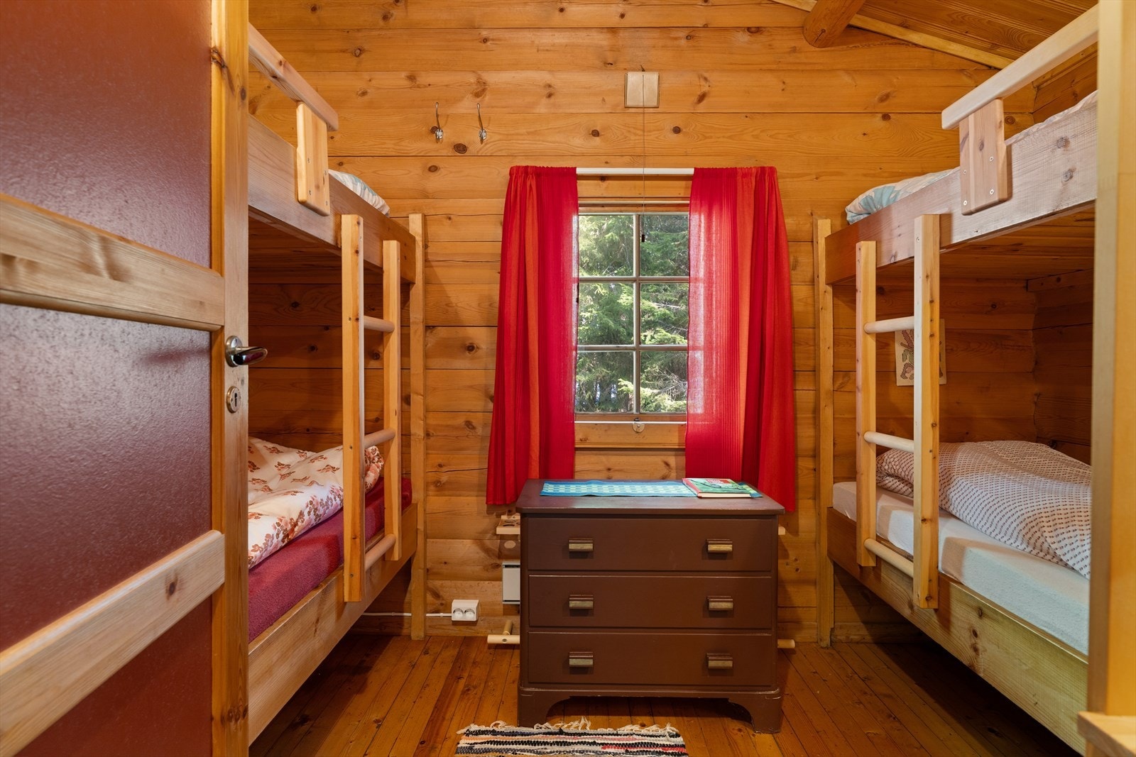 Plassbygd køyesenger som gir liggeplass til 4 personer. Galleribilde