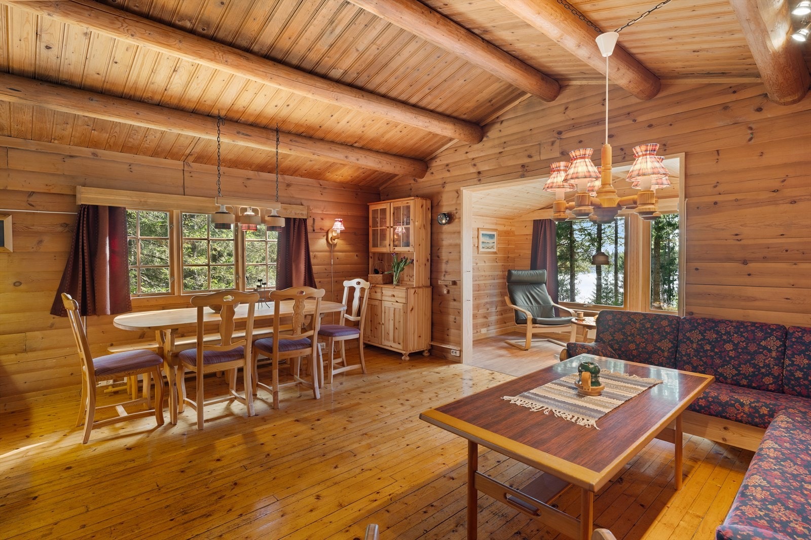 Med påbygget er stue/kjøkkenløsningen på ca. 34 kvm. Galleribilde