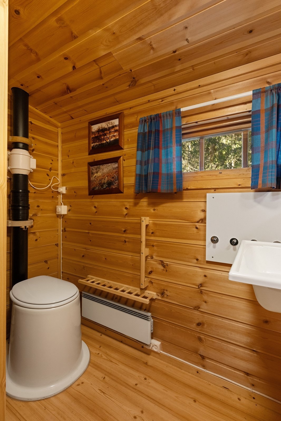 Like ved inngangspartiet har man også et eget toalettrom. Galleribilde