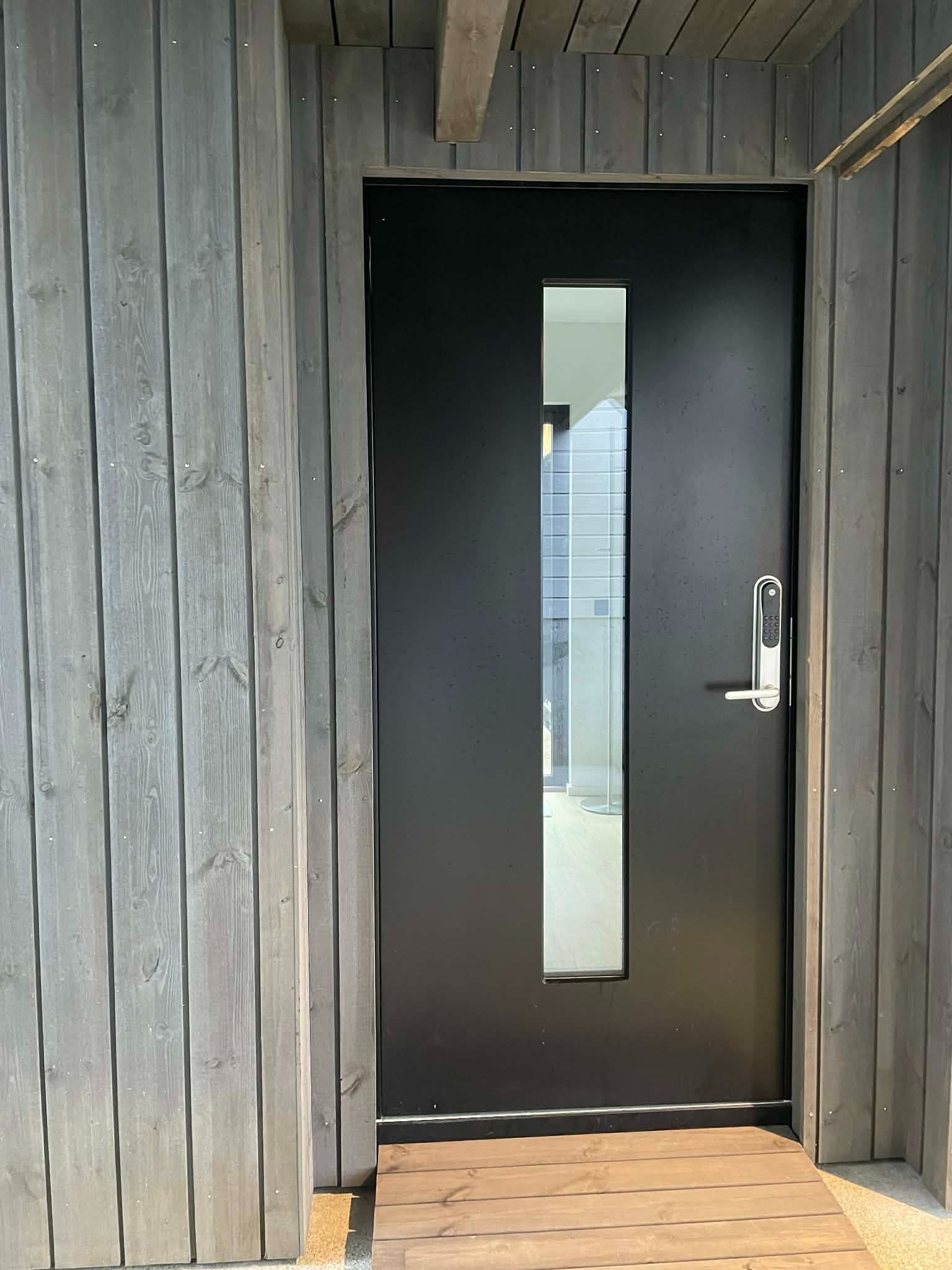 Moderne inngangsdør med kodelås. Galleribilde