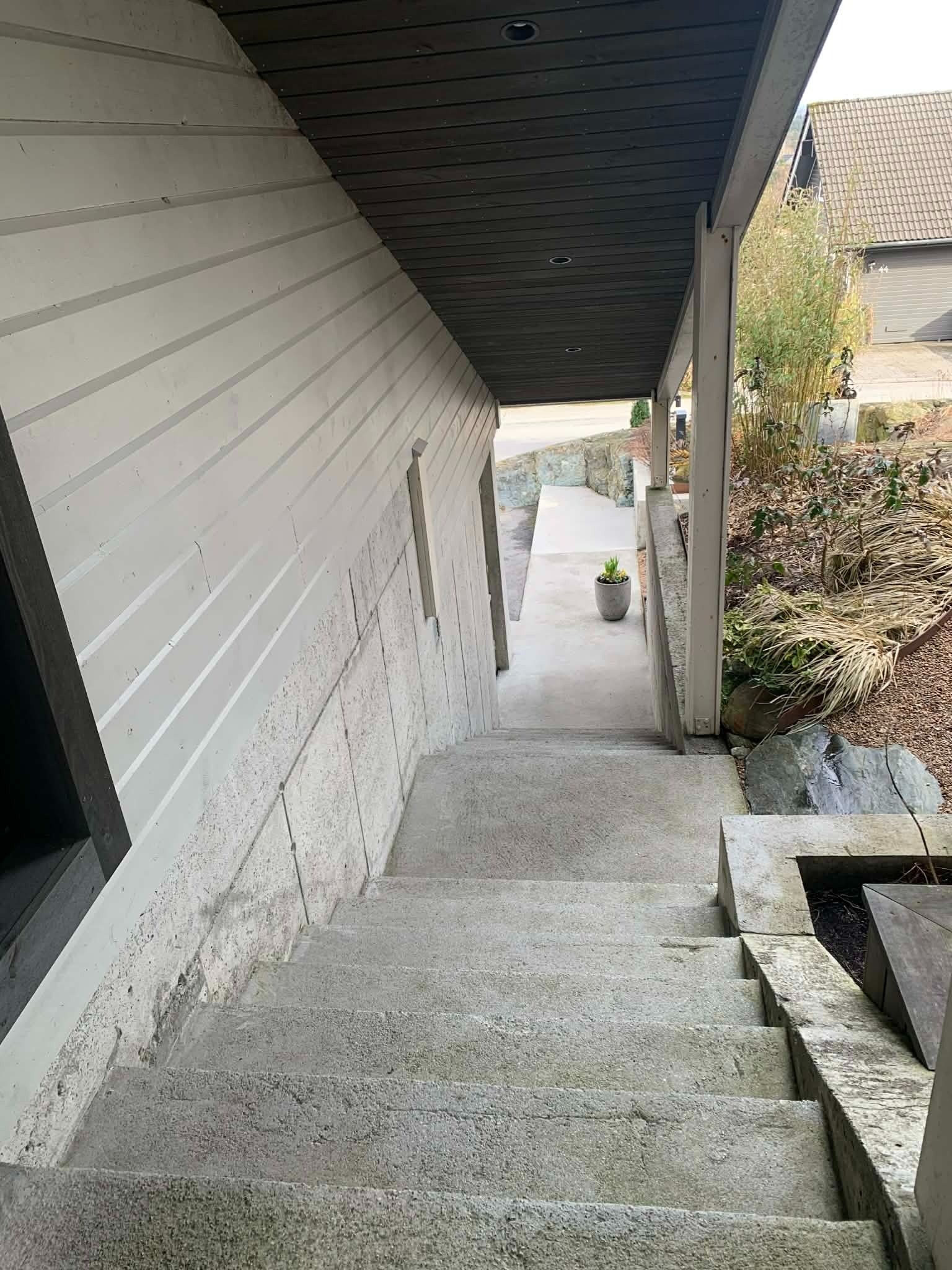 Utendørs trappeoppgang langs garasje. Galleribilde