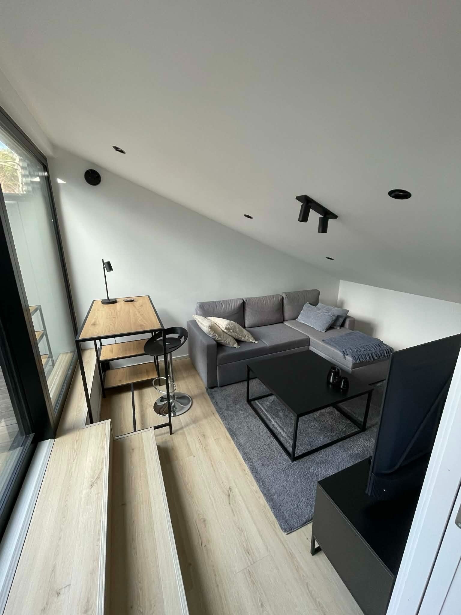 Stuen har skråtak, men oppleves likevel som romslig. Galleribilde