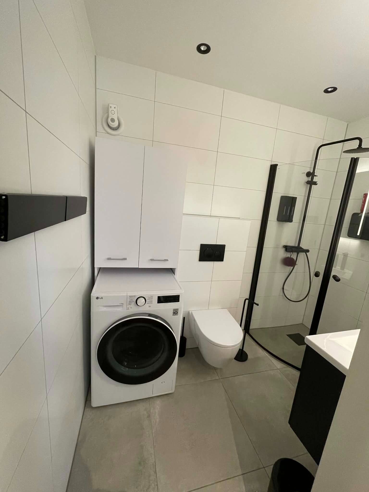 Badet er utstyrt med vaskemaskin og tørketrommel i ett. Galleribilde