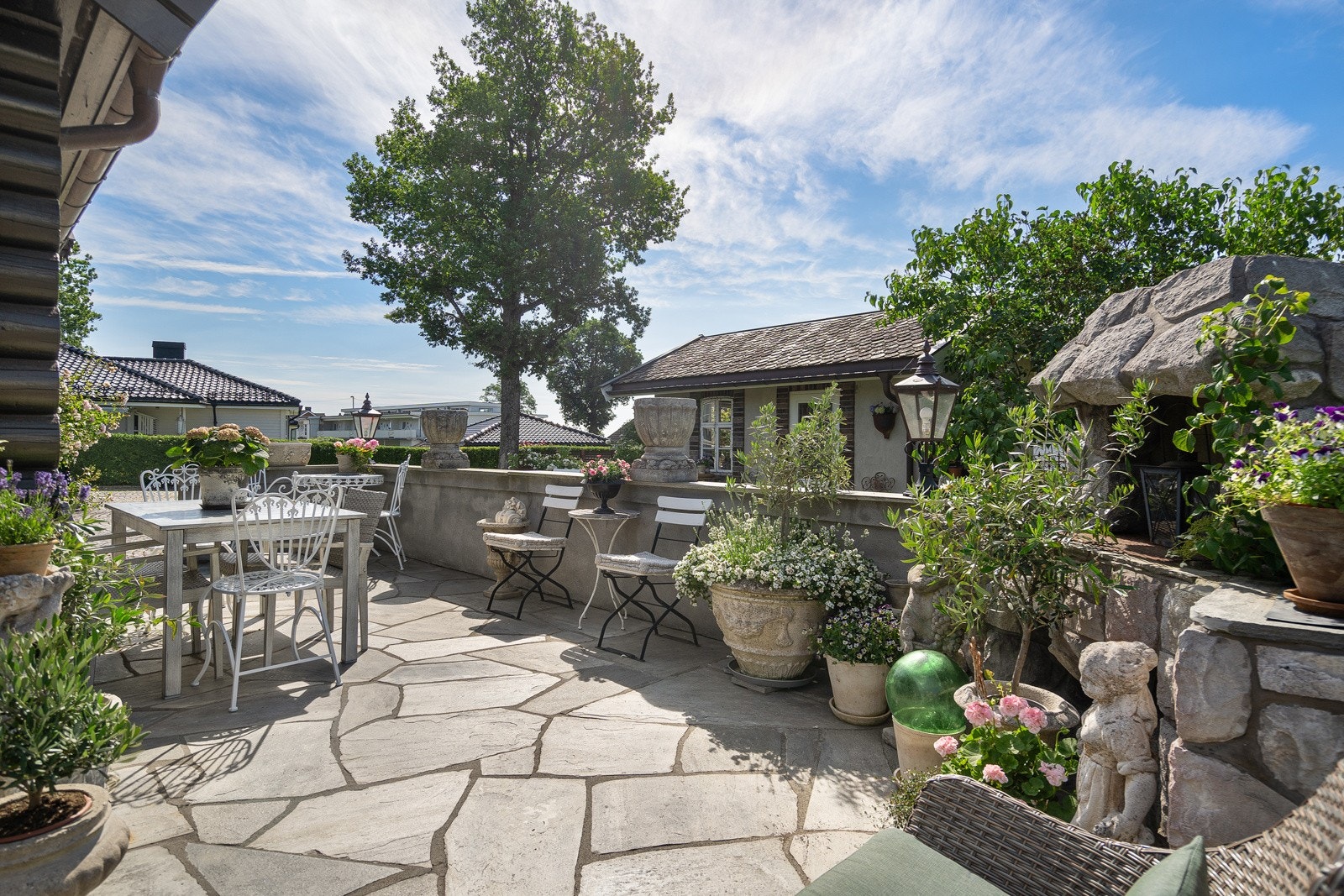 Lekker skiferbelagt terrasse mot syd og vest Galleribilde