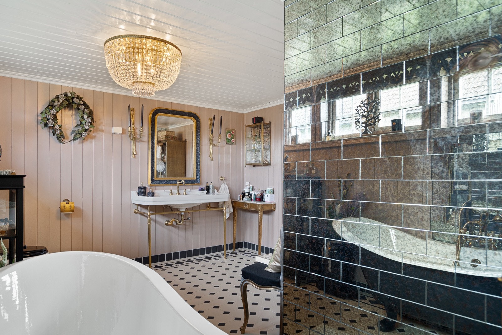 Lekkert bad fra 2023 med speilfliser fra Fired Earth Galleribilde