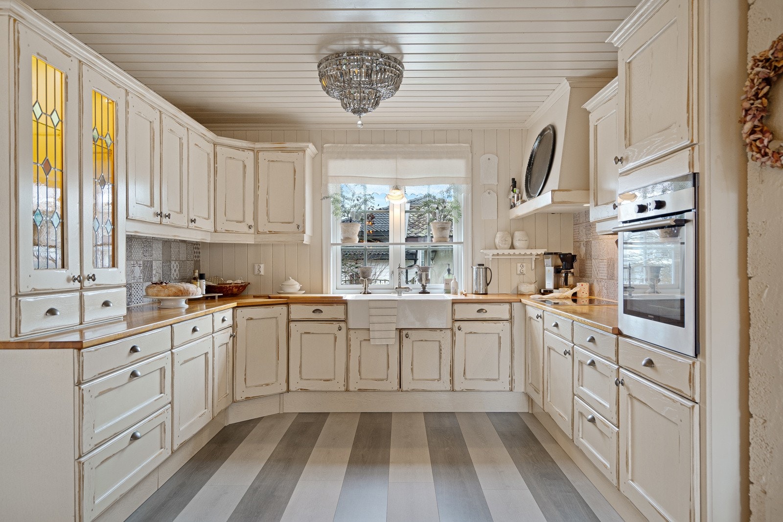 Velutstyrt kjøkken med integrerte hvitevarer Galleribilde