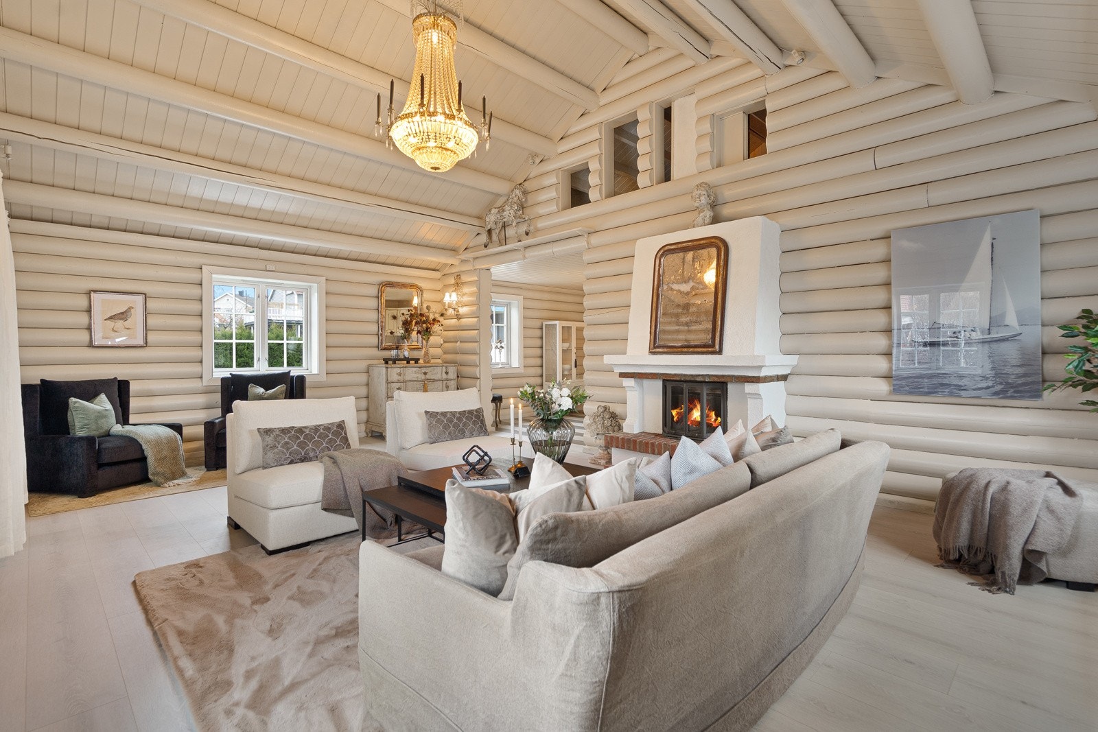 Stor og åpen stue med herlig peis Galleribilde