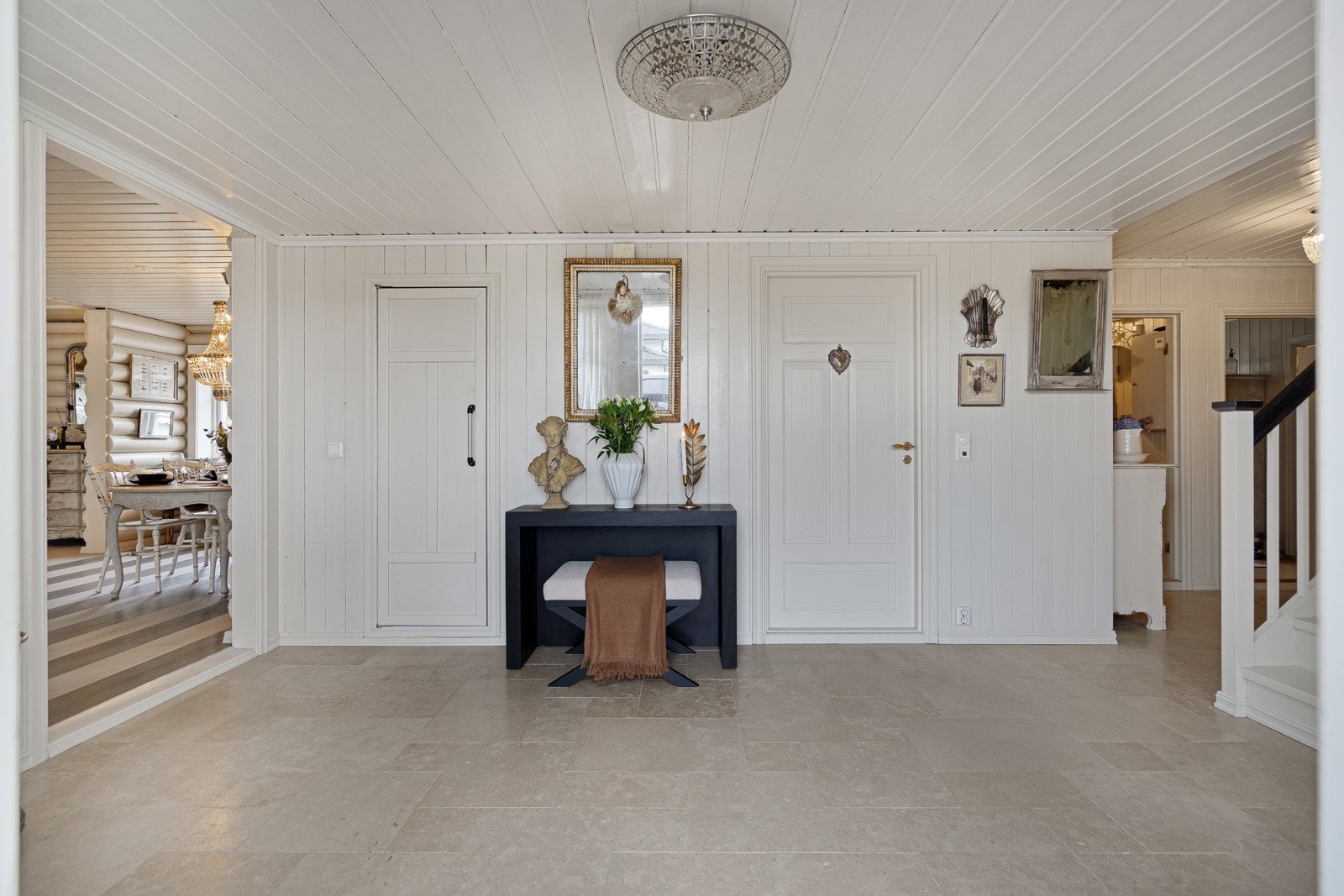 Stor, flislagt hall med bad, kjølerom, vaskerom og kontor Galleribilde