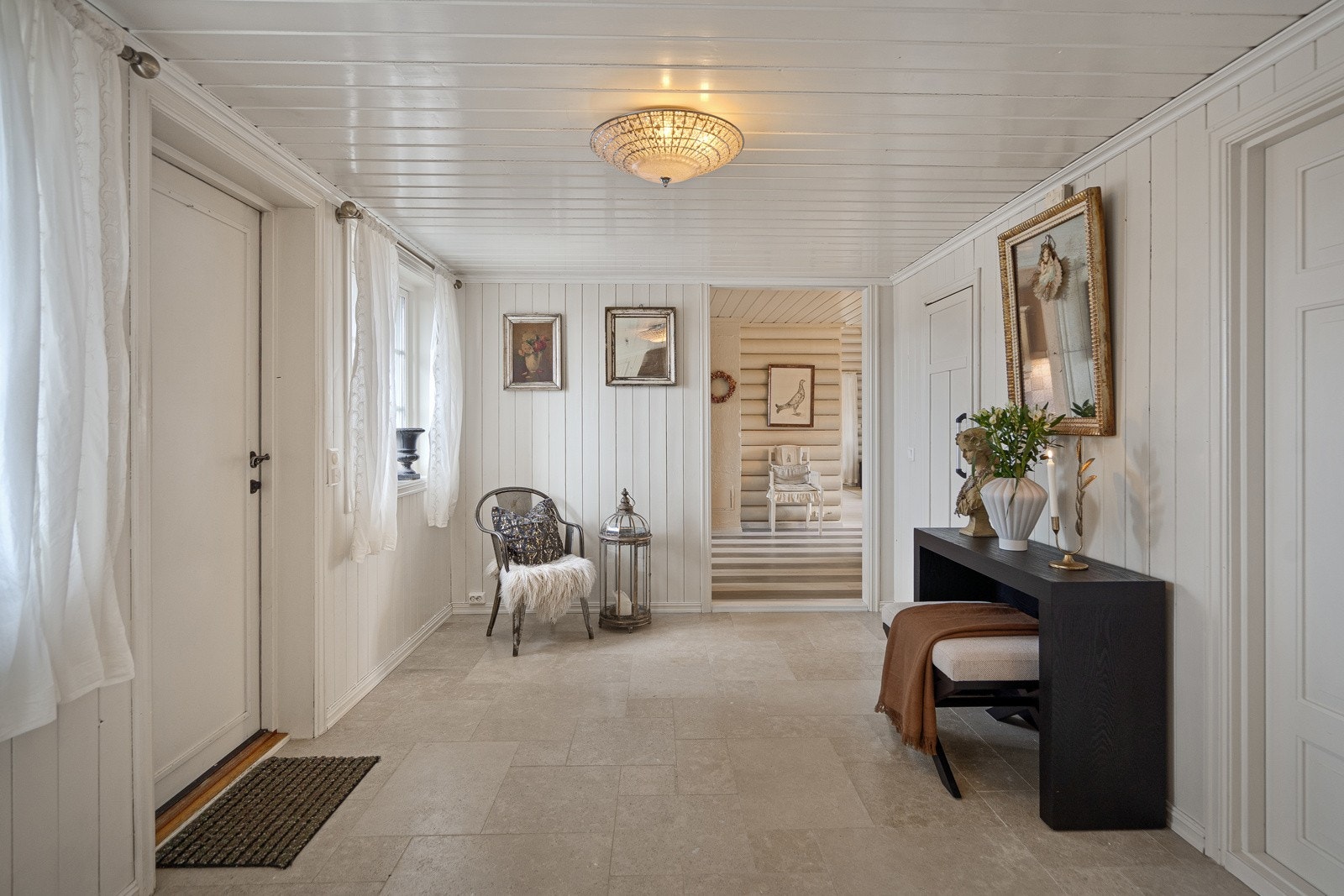 Stor, flislagt hall med bad, kjølerom, vaskerom og kontor Galleribilde