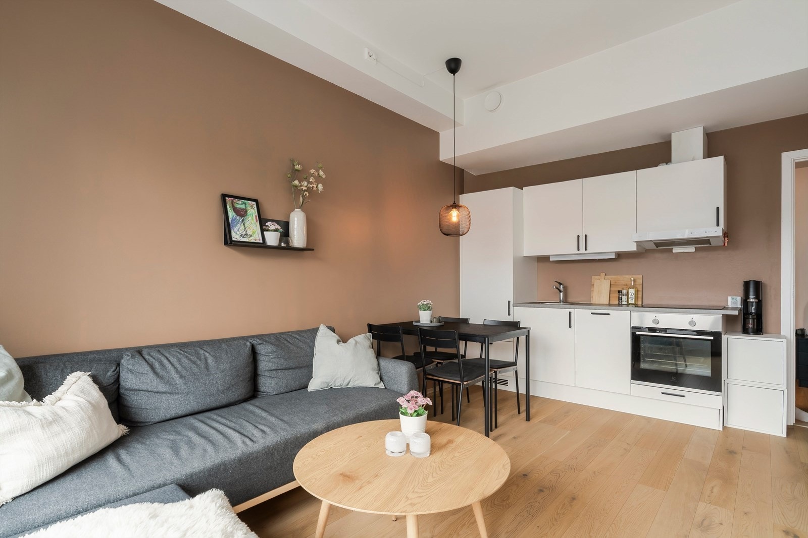 Praktisk kjøkken med integrerte hvitevarer. Galleribilde