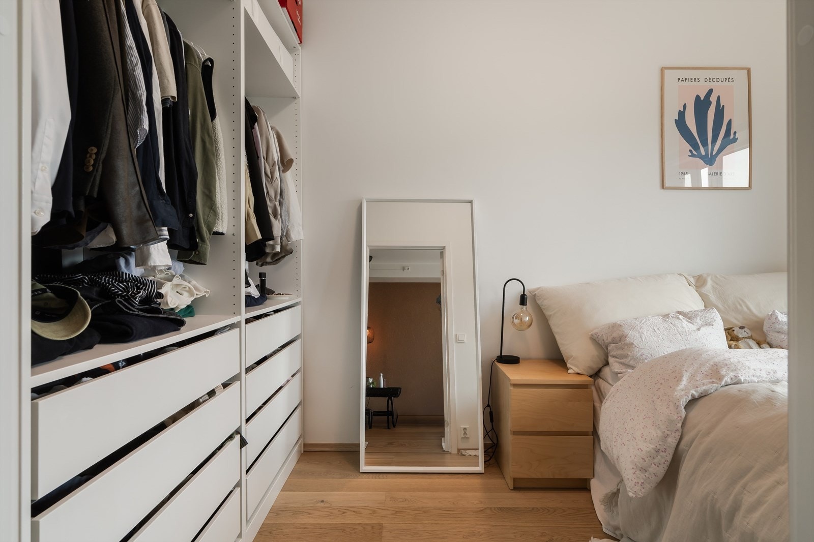 Garderobeskap på soverommet medfølger handelen. Galleribilde