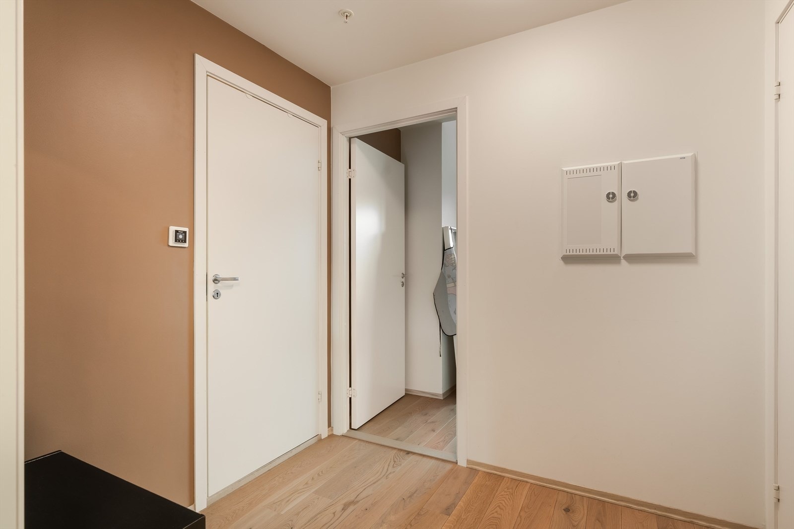 Entré. Det er vannbåren varme i gulv samt balansert ventilasjonsanlegg i leiligheten. Galleribilde