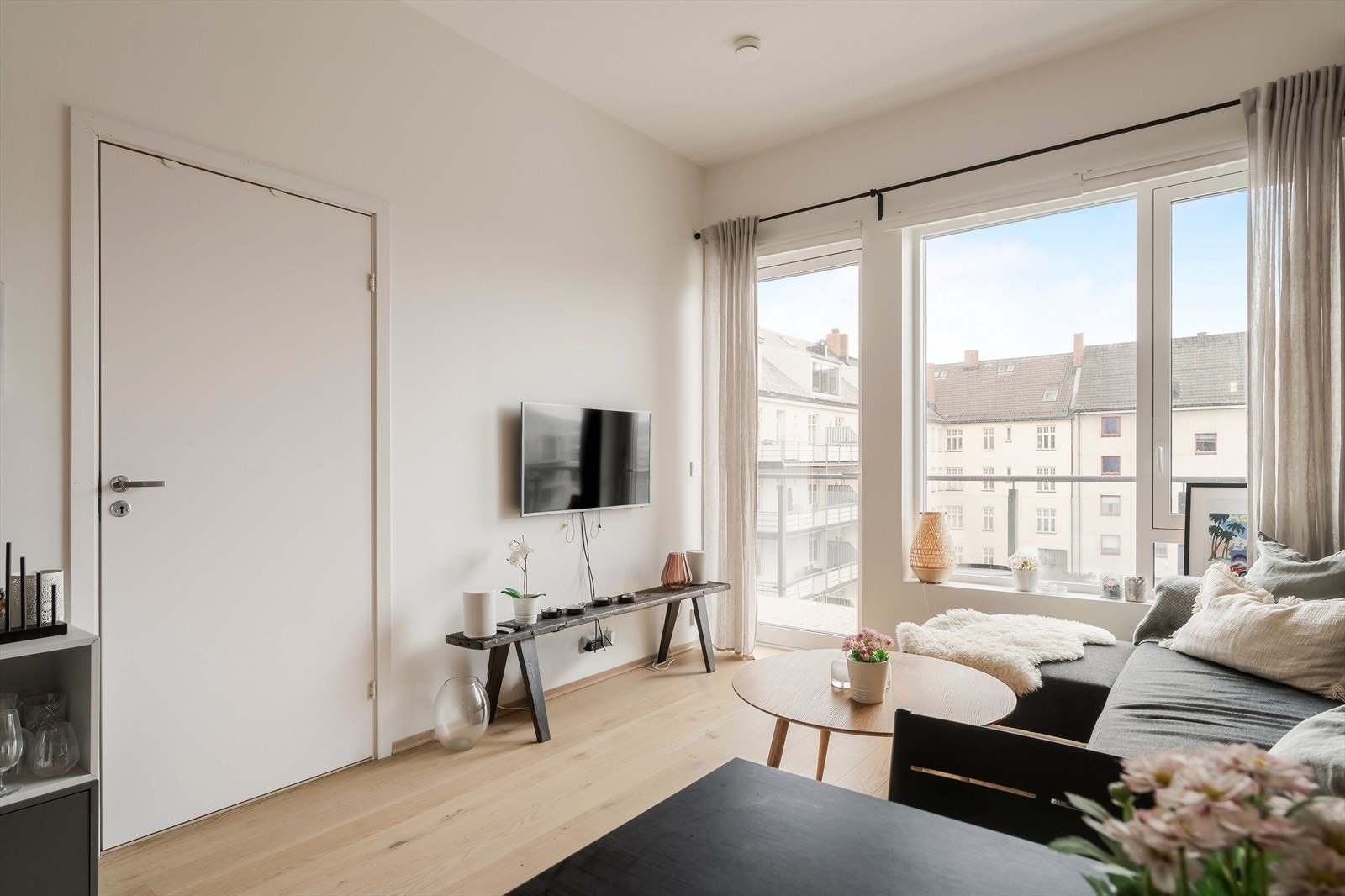 På stue/kjøkken er det plass til både sofagruppe samt spisebord. Store vindusflater sørger for godt med naturlig lysinnslipp. Galleribilde