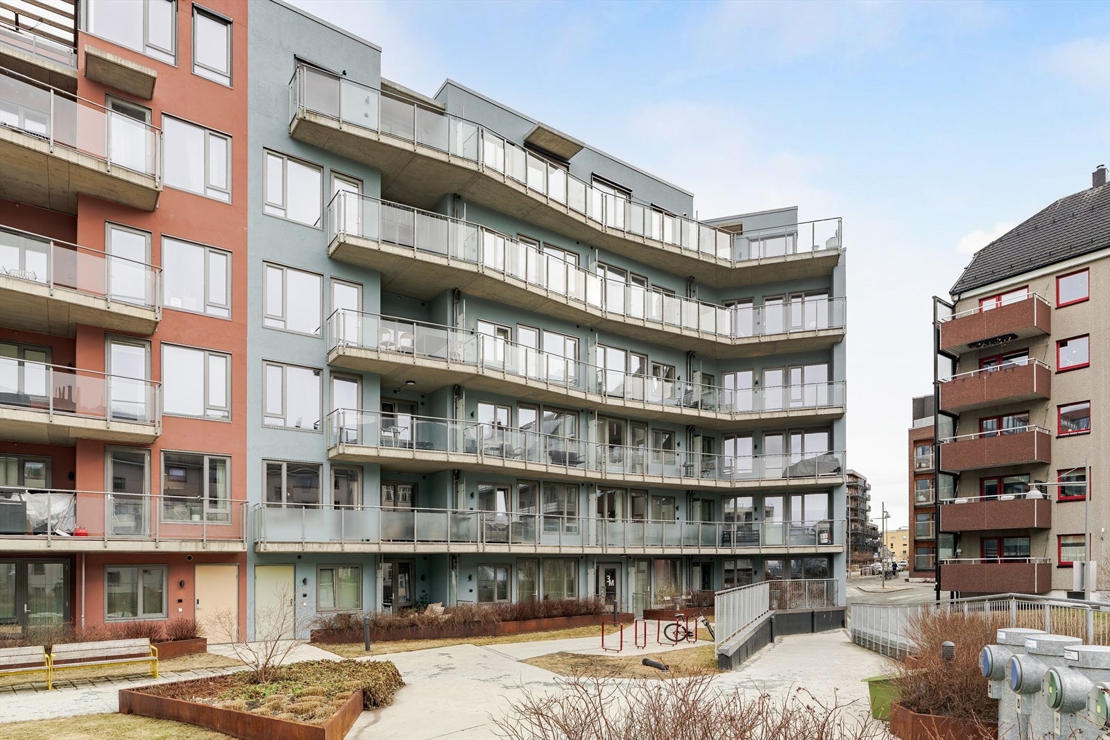 Området ble ferdig i 2022. Det er flott uteområde utenfor blokka samt umiddelbar nærhet til bussholdeplass og dagligvarebutikker. Galleribilde