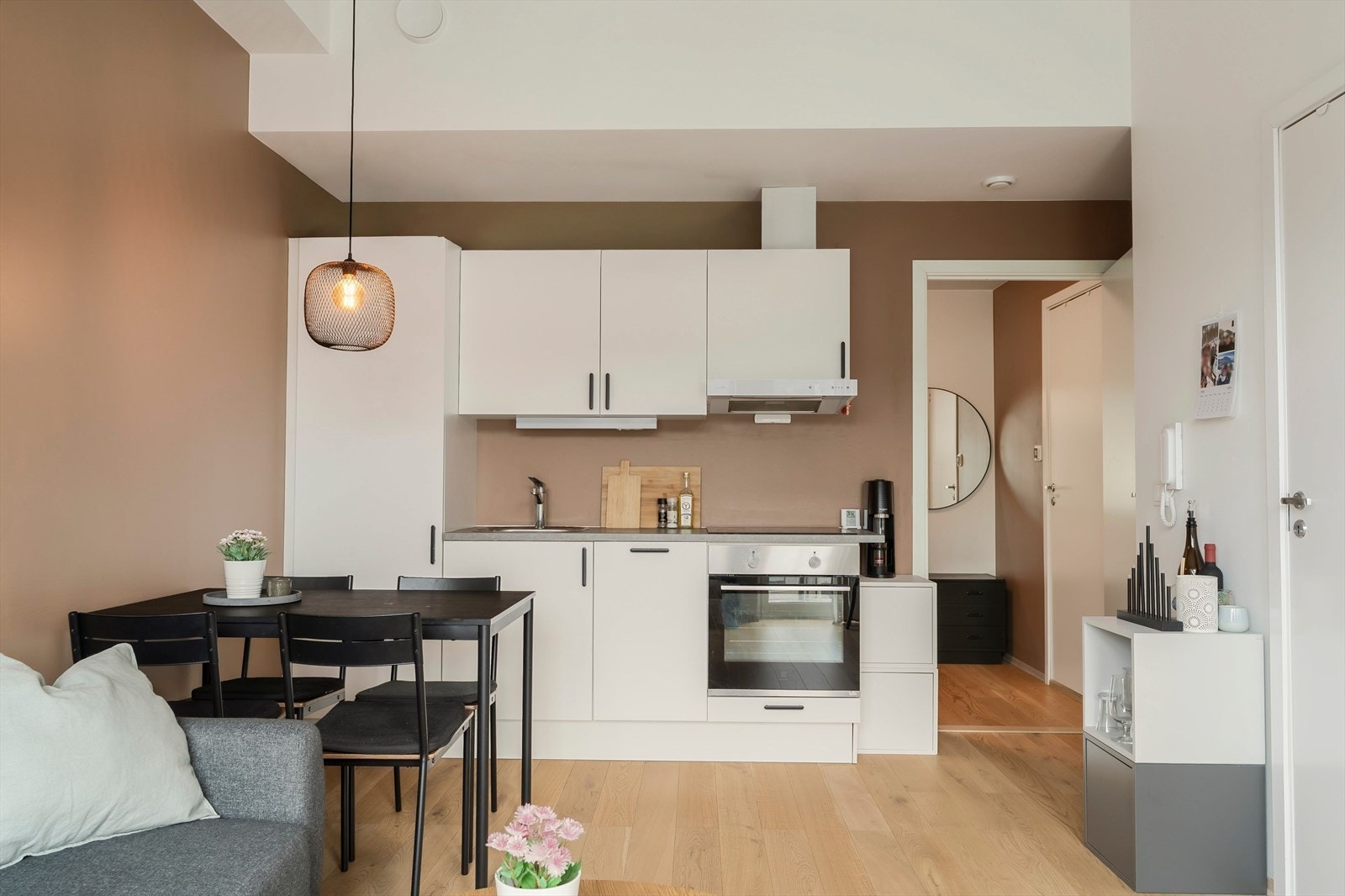 Gjennomgående moderne og fin standard. Det er fortsatt gjeldende nybygg-garanti frem til 2027. Galleribilde