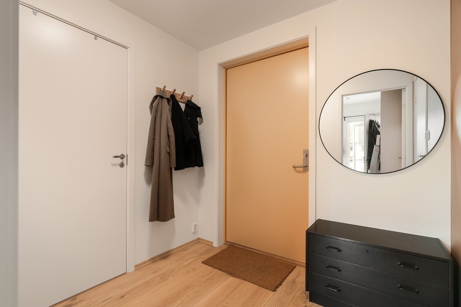 I entré finner du en innvendig bod med plass til fryser m.m. Det medfølger også en sportsbod nede i kjelleren. Galleribilde