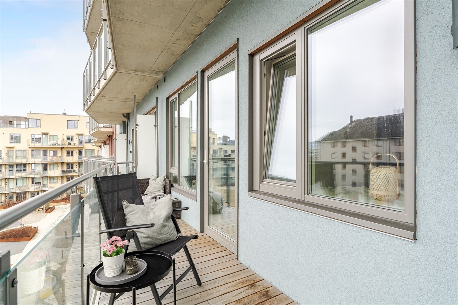 Det er store vindusflater inn til leiligheten, noe som sørger for godt med naturlig lysinnslipp. Galleribilde