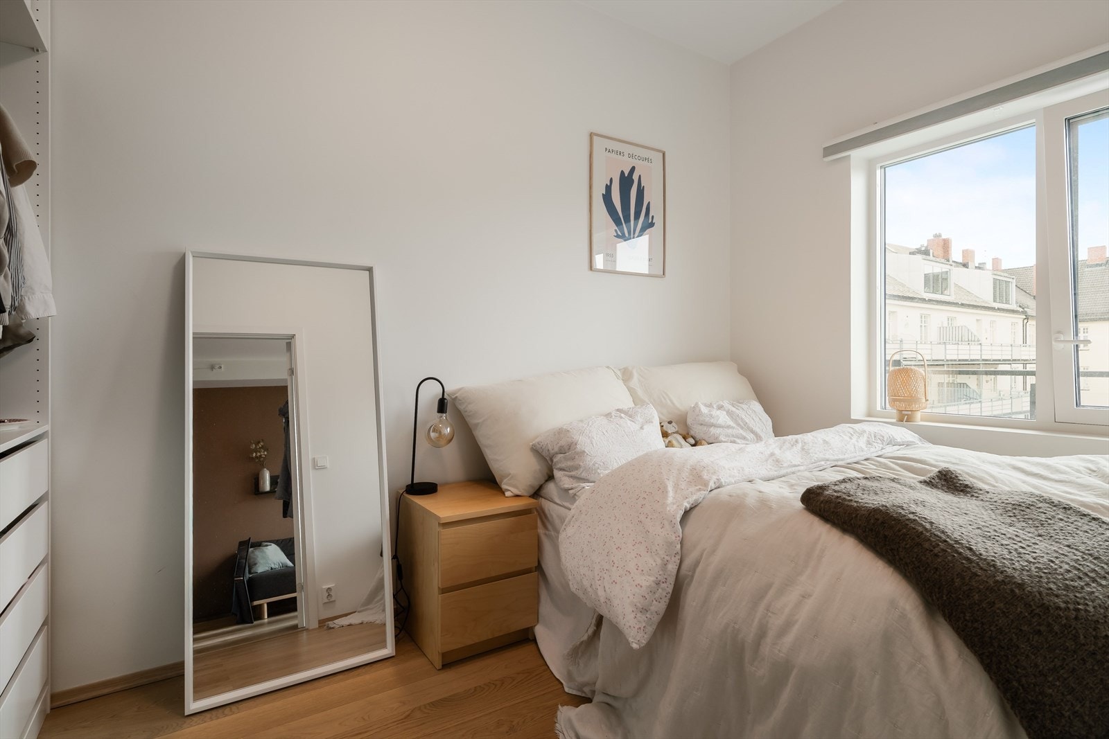 Romslig soverom med mulighet for stor seng samt godt med lagringsplass i garderobeskap. Galleribilde