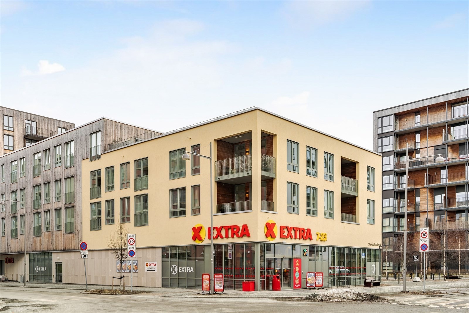 Nærbutikkene er Coop Extra samt Kiwi. Galleribilde