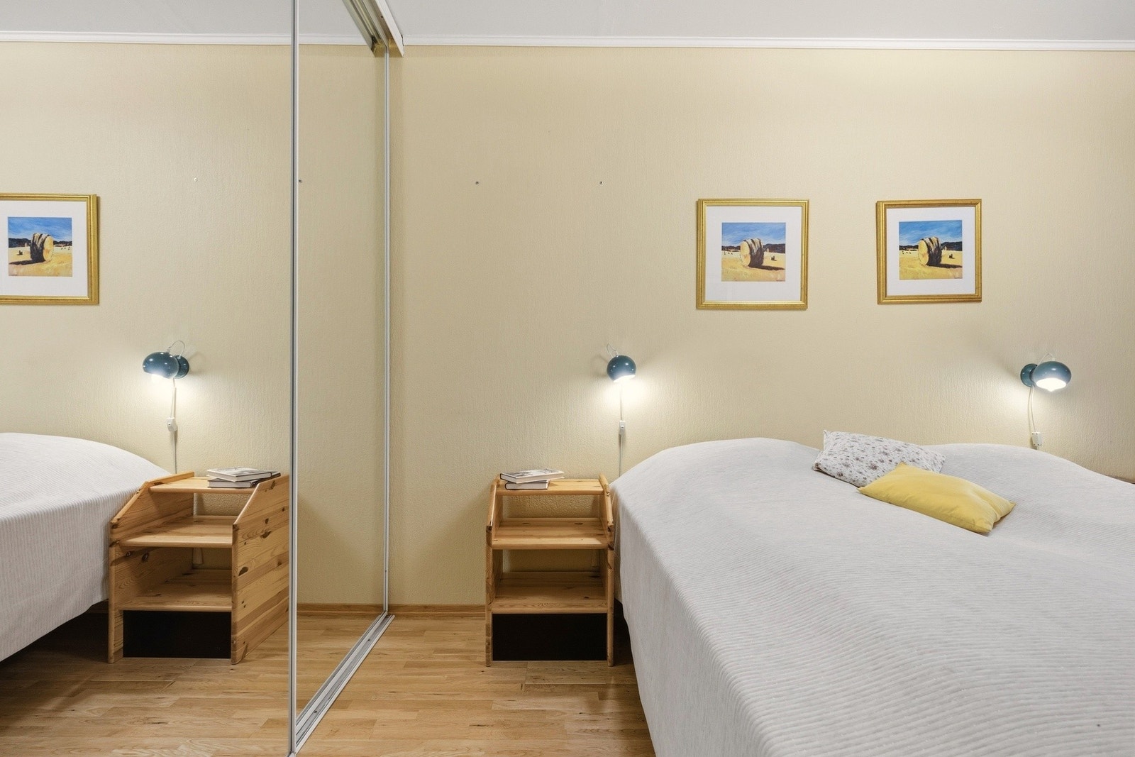 God plass til klesskap og nattbord. Galleribilde
