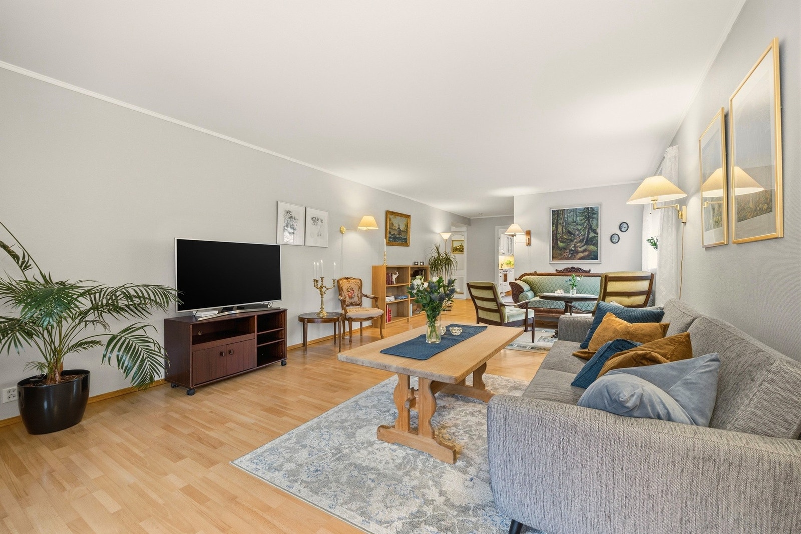 Store vindusflater gir naturlig lysinnslipp. Galleribilde