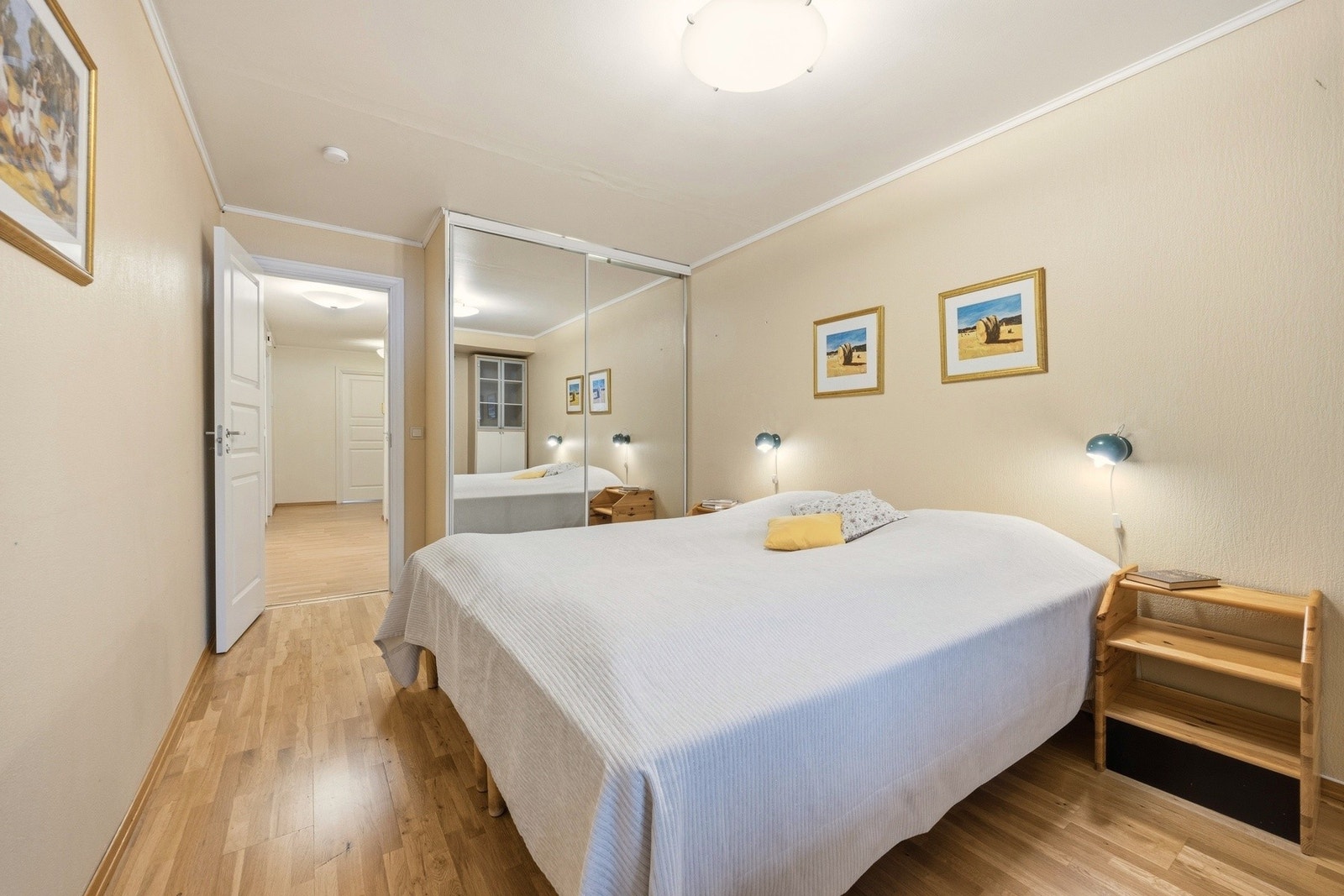 Romslig soverom med god plass til dobbeltseng. Galleribilde