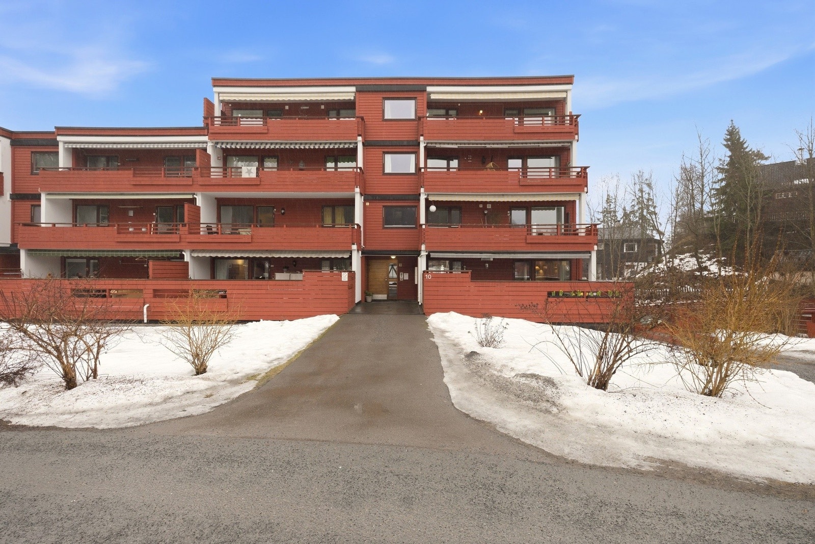 Leiligheten ligger i første etasje og disponerer også parkering og bod i parkeringskjeller. Galleribilde