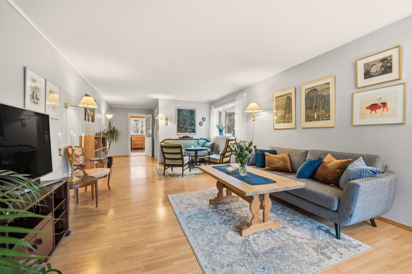 Her har man god plass til en mindre sittegruppe, spisebord m.m. Galleribilde