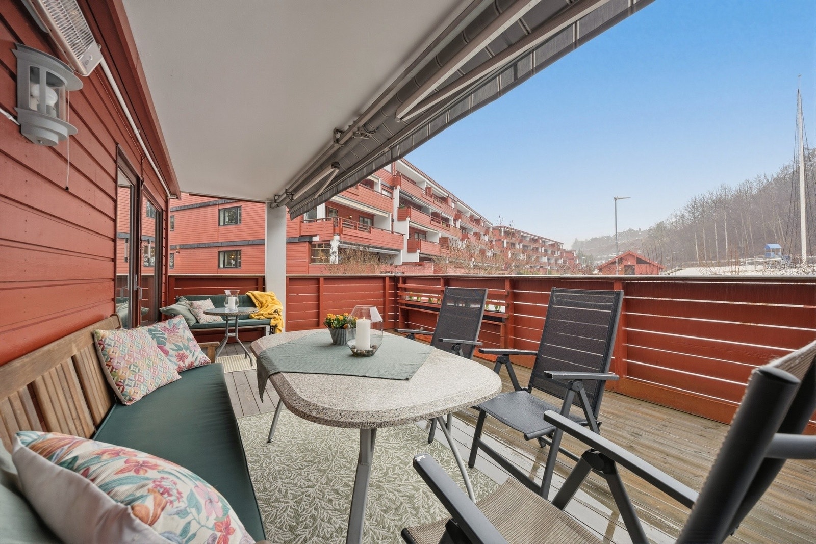 Fra stuen er det direkte utgang til en romslig terrasse med god plass til sittegrupper, grilling eller sosiale sammenkomster. Galleribilde