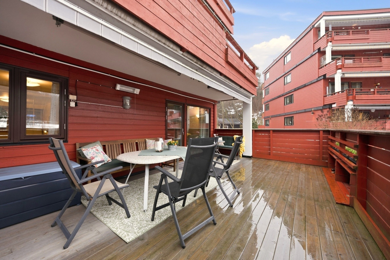 Delvis overbygget og romslig terrasse med direkte utgang fra stue. Galleribilde