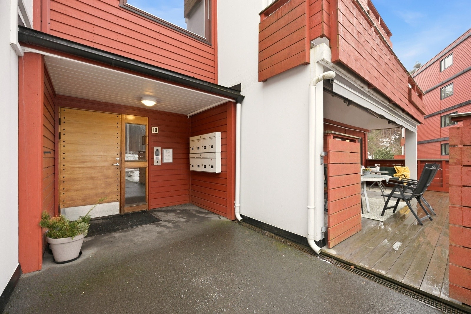 Felles inngangsparti og direkte inngang til terrasse til leiligheten. Galleribilde