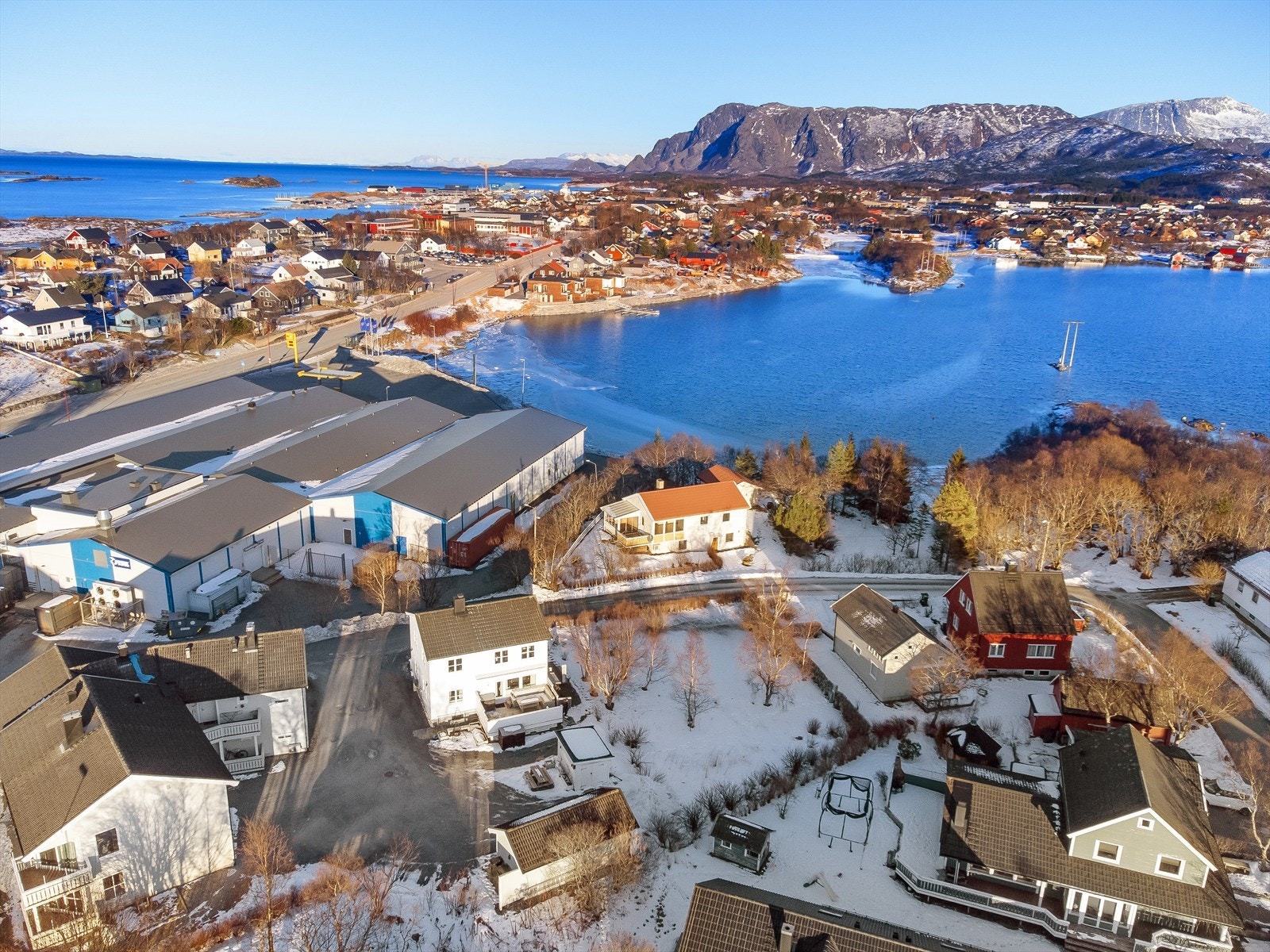 Eiendommen har også nærhet til sjø og friområder, med muligheter for rekreasjon og friluftsliv i nærområdet. Galleribilde