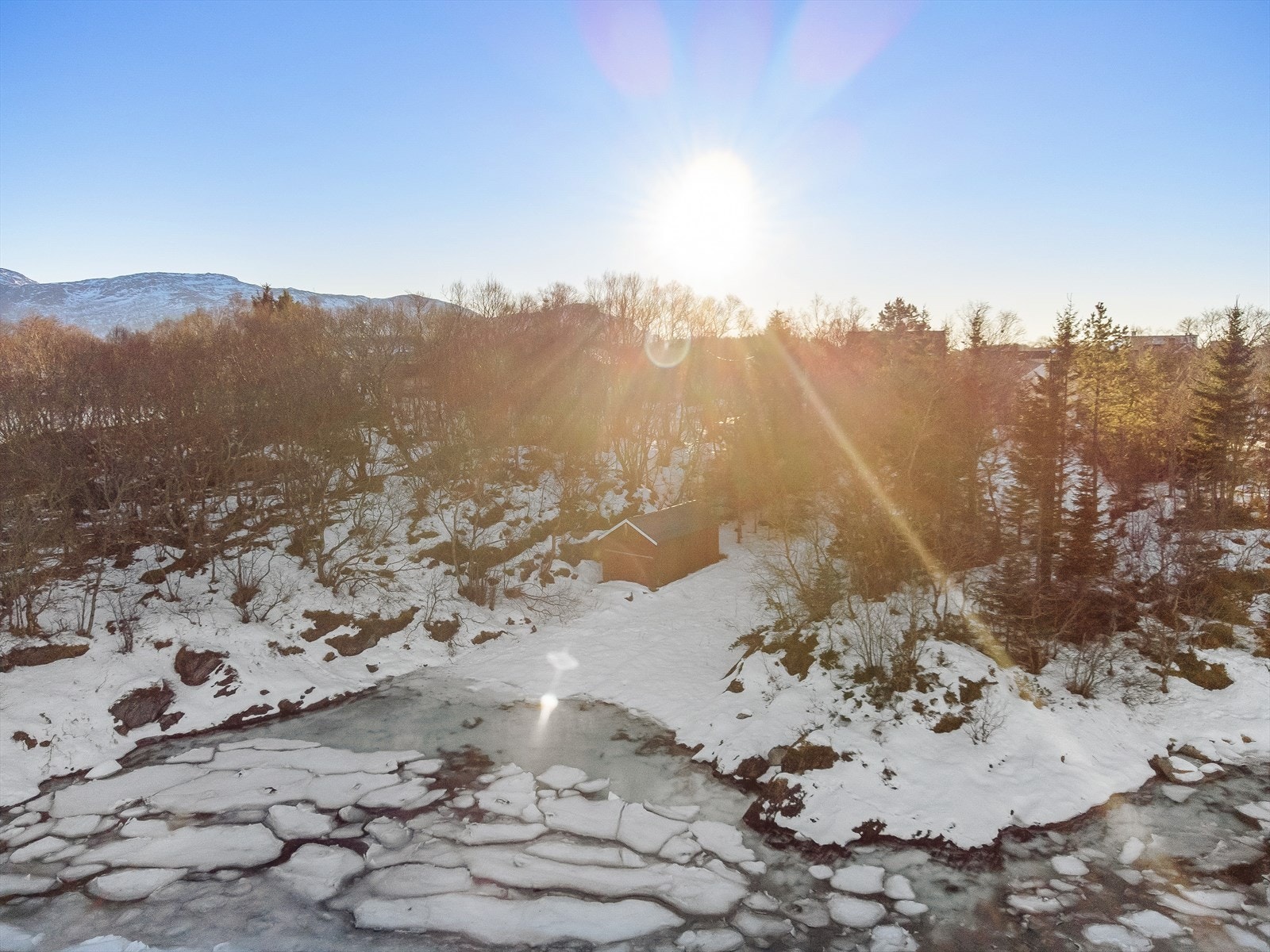 Naust vurdert oppført i ca. 1960 med plassbygget dør og dobler dører mot sjø. Bygget fremstår som et totalrenoveringsobjekt. Galleribilde