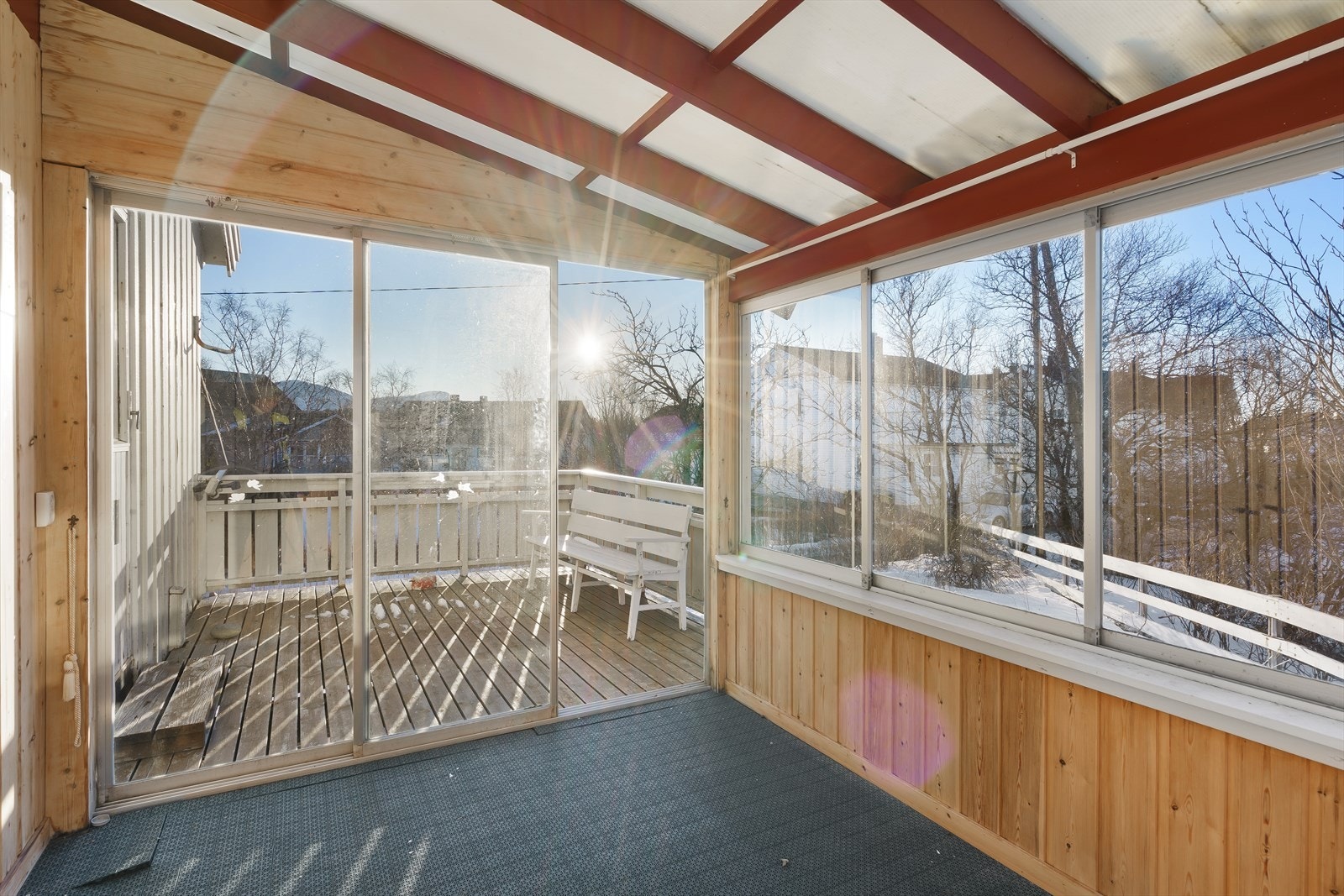 Veranda med tilhørende vinterhage, som er skjermet både for innsyn og vind. Galleribilde