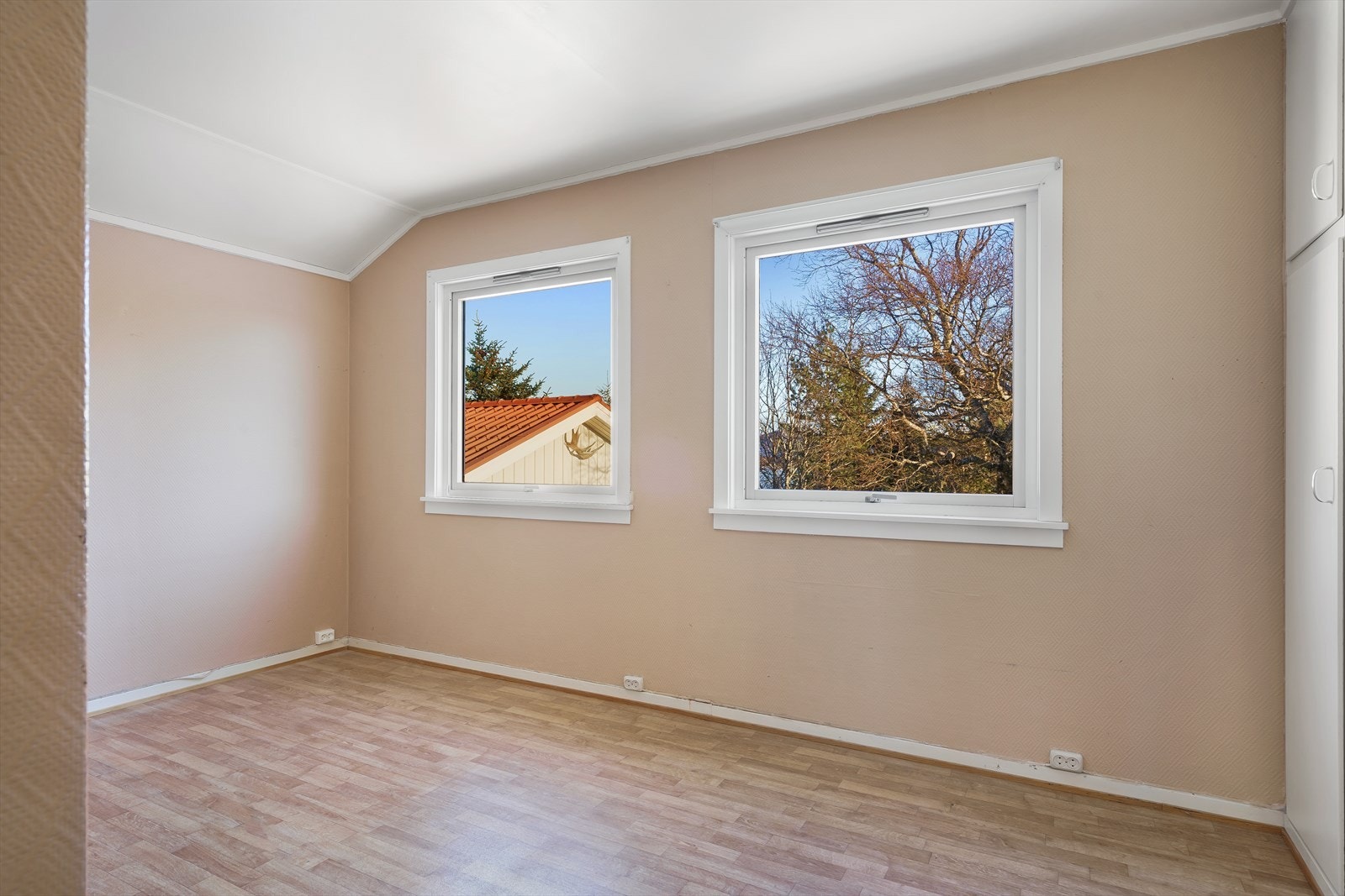 Det ene er vendt mot øst og det andre mot sør. Galleribilde