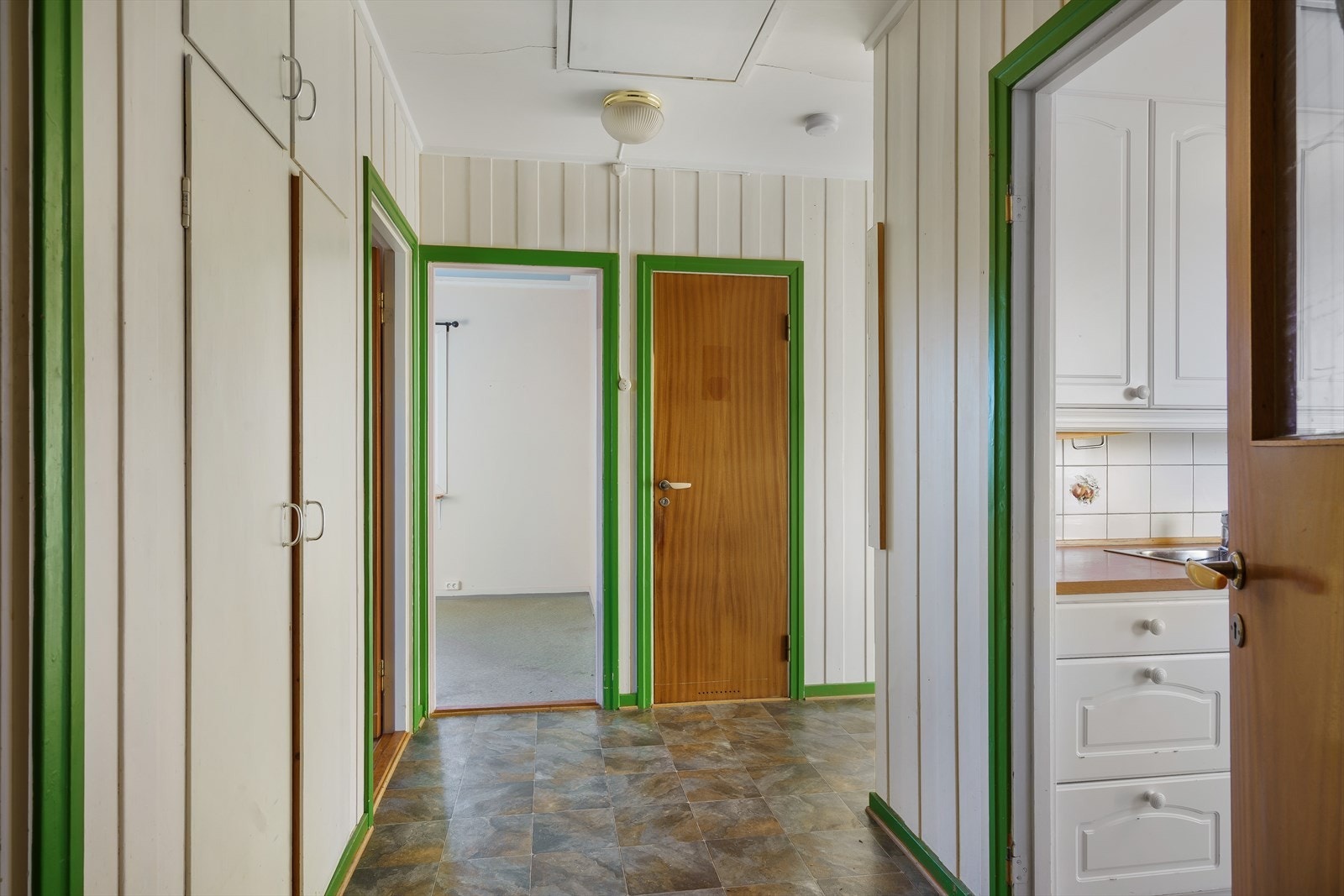 I gangen er det også en himlingsluke opp til kaldloft, samt nedgang til sokkeletasjen/kjelleren. Galleribilde