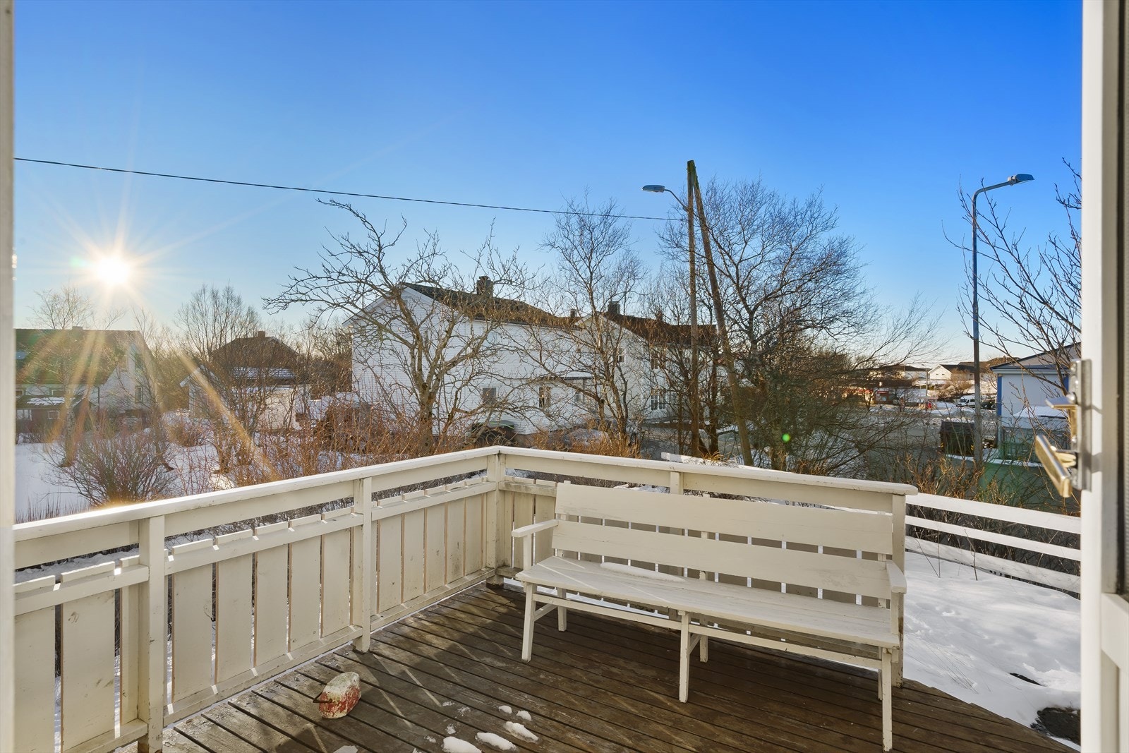 Fra altanen er det en plassbygget tretrapp ned til terreng. Galleribilde