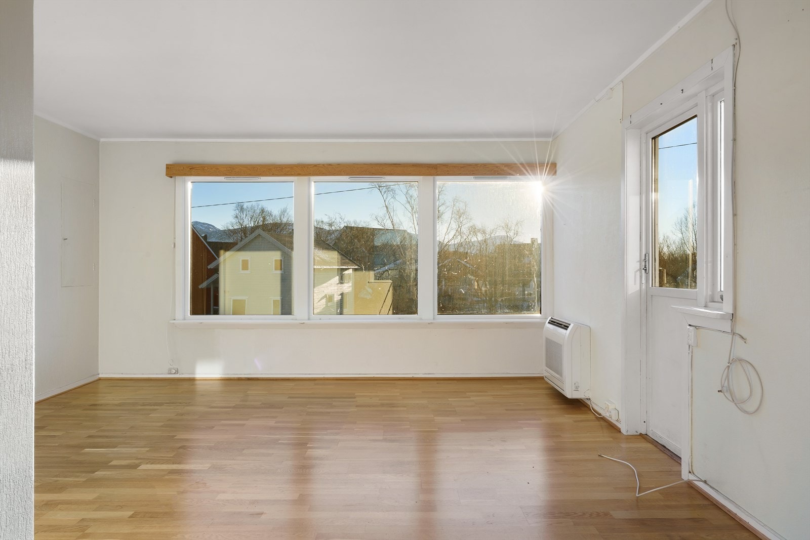 Utgang fra stuen til en sørvestvendt veranda. Galleribilde