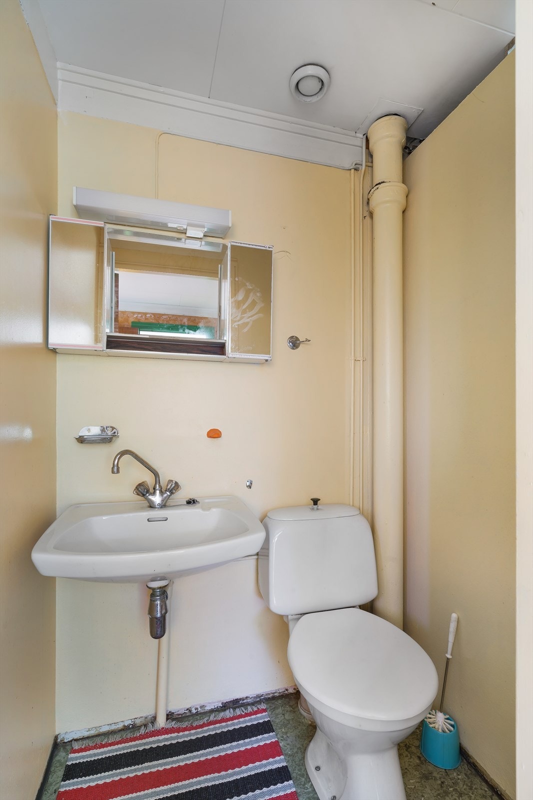 På toalettrommet er det montert toalett, servant og speilskap. Kun naturlig avtrekk fra rommet. Galleribilde