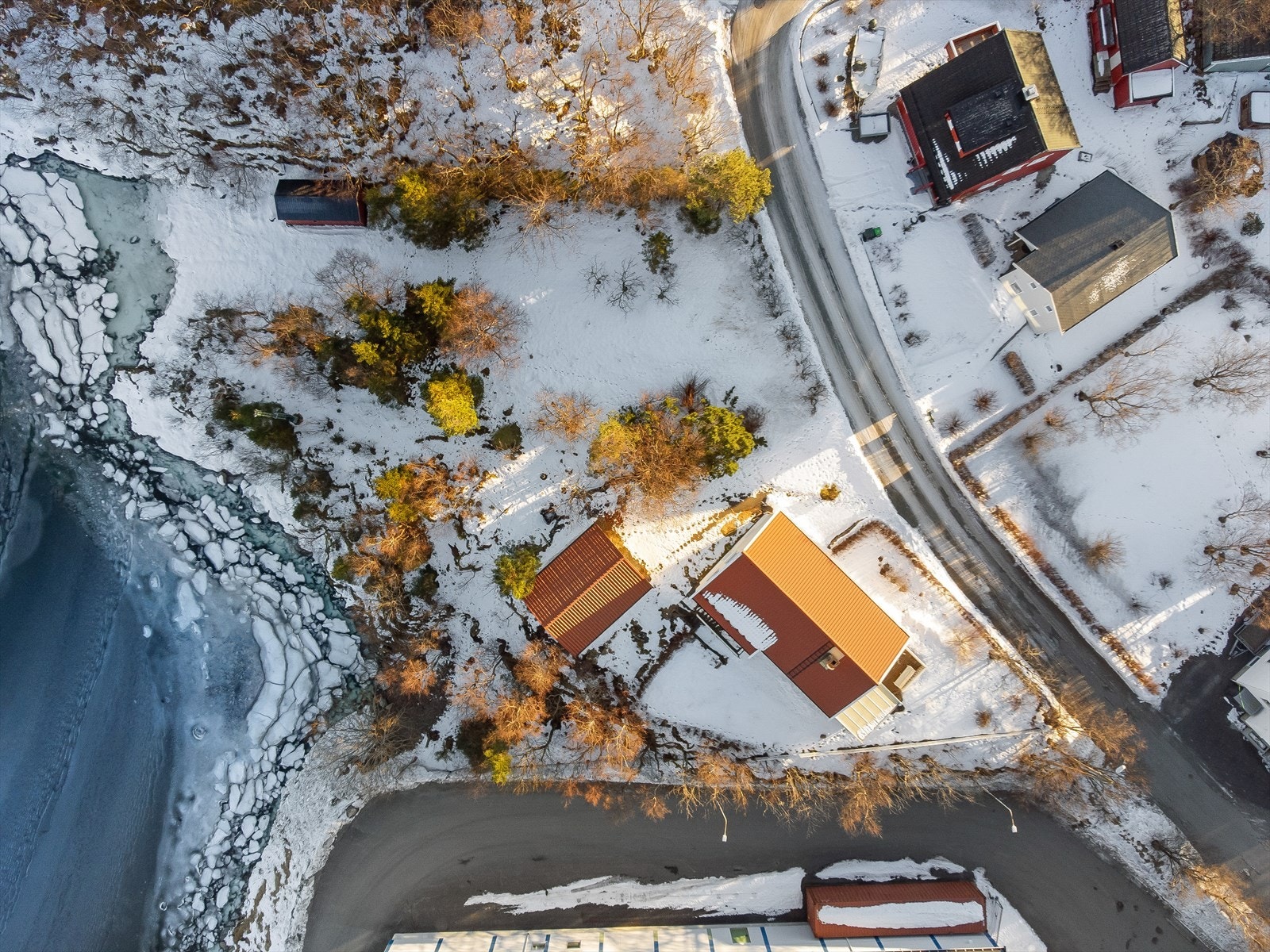 Boligen har frittstående garasje og nausttomt. Galleribilde