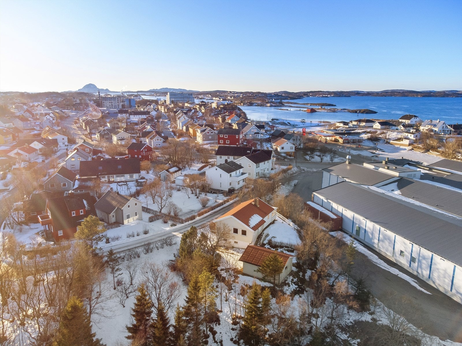 Det er et etablert område med både bolig- og næringsbebyggelse. Det er gangavstand til sentrum med tilgang til butikker, servicetilbud og øvrige fasiliteter. Galleribilde