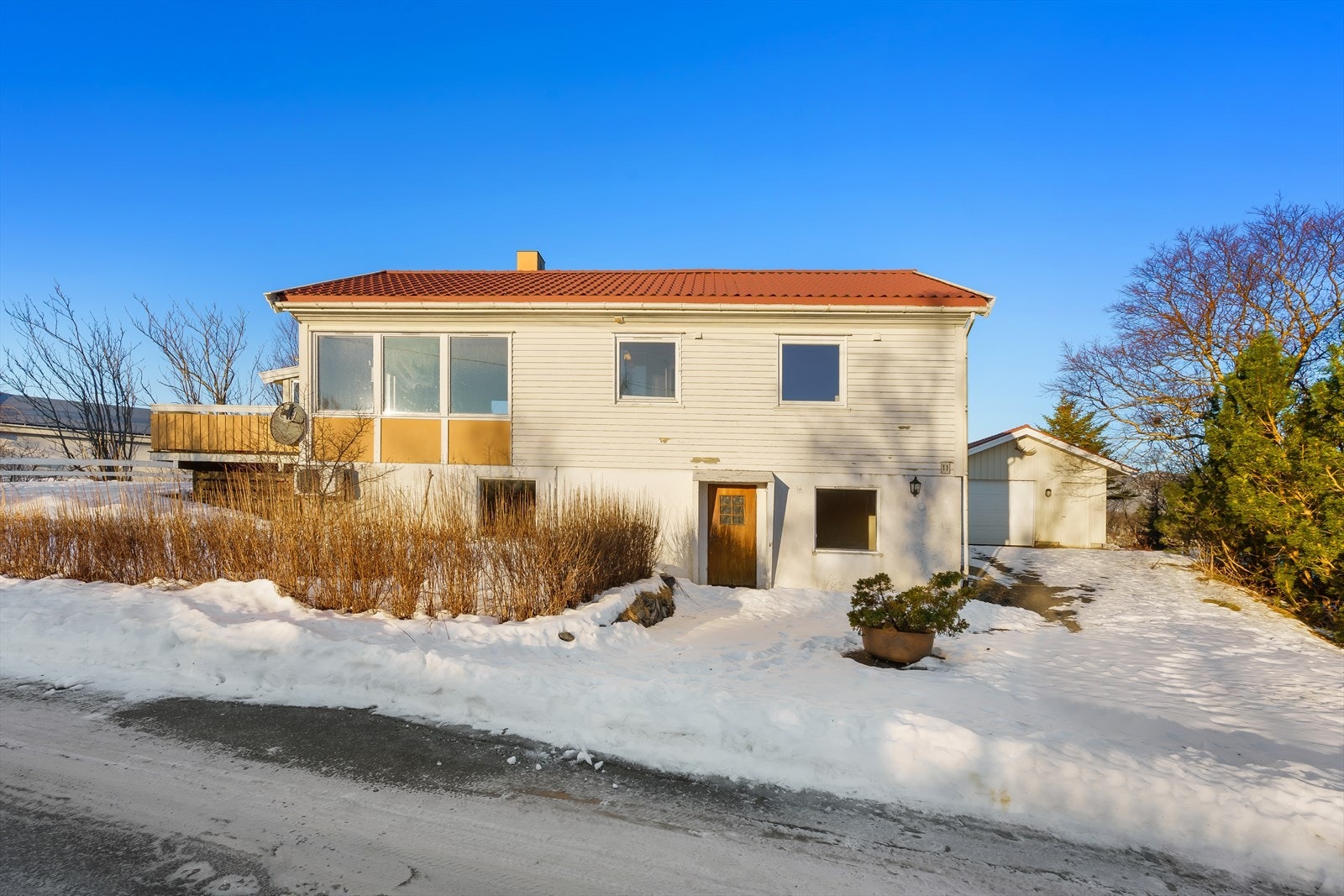 Inngangsparti til hovedetasjen i nord med en plasstøpt trapp og takoverbygg. Galleribilde